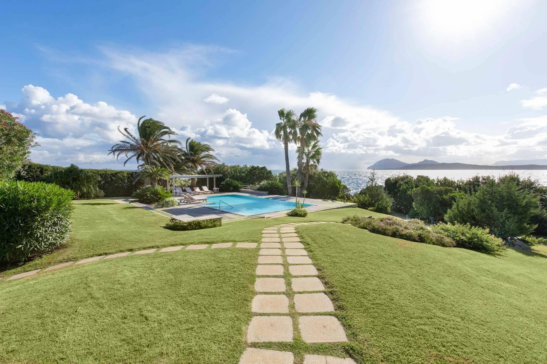A spectacular waterfront property in the prestigious area of Punta Volpe - 5