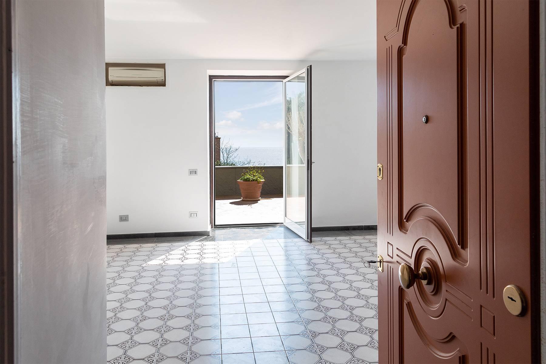 Apartment with terrace and sea access in Posillipo - 4
