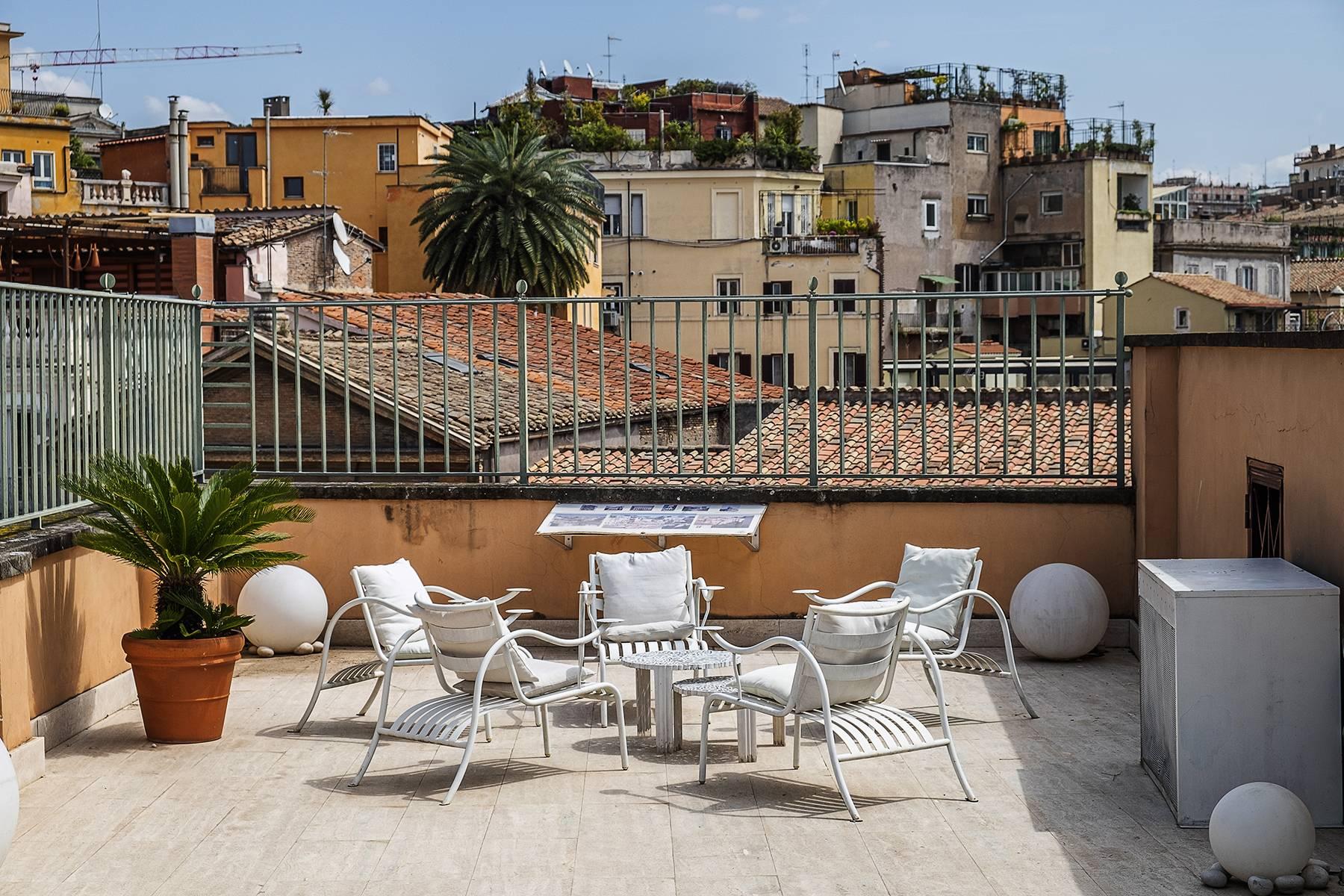Charming penthouse with terrace a stone's throw from the Spanish Steps - 11