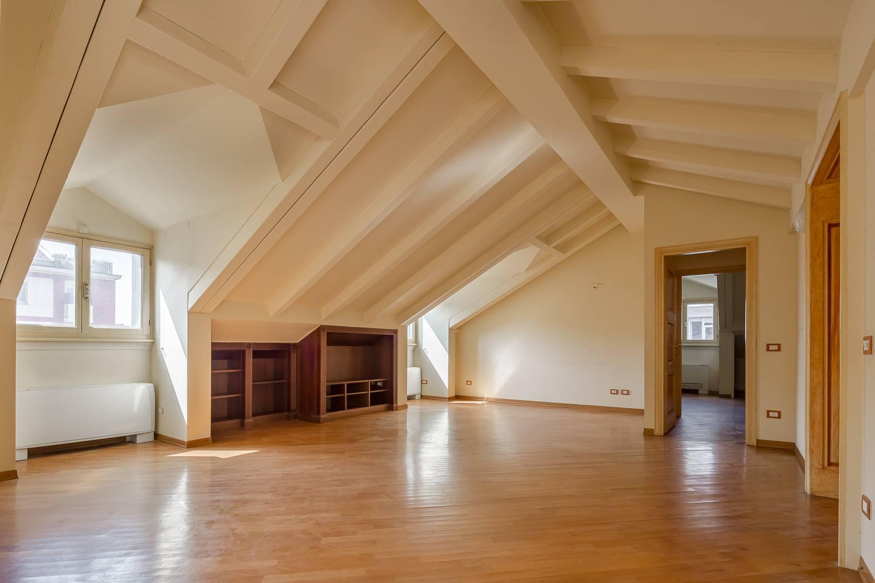 Attic apartment with terrace in a period building - 4