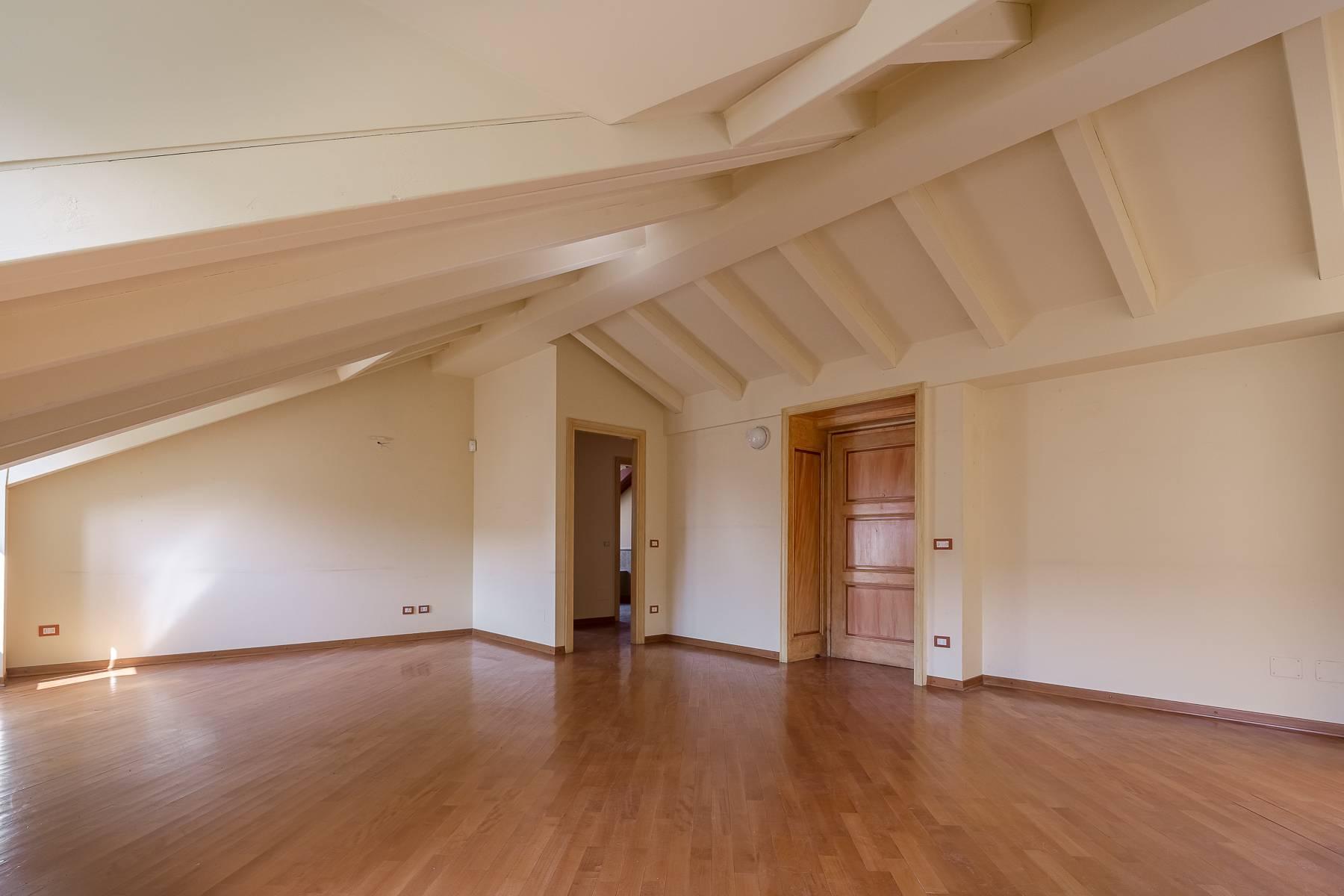 Attic apartment with terrace in a period building - 3