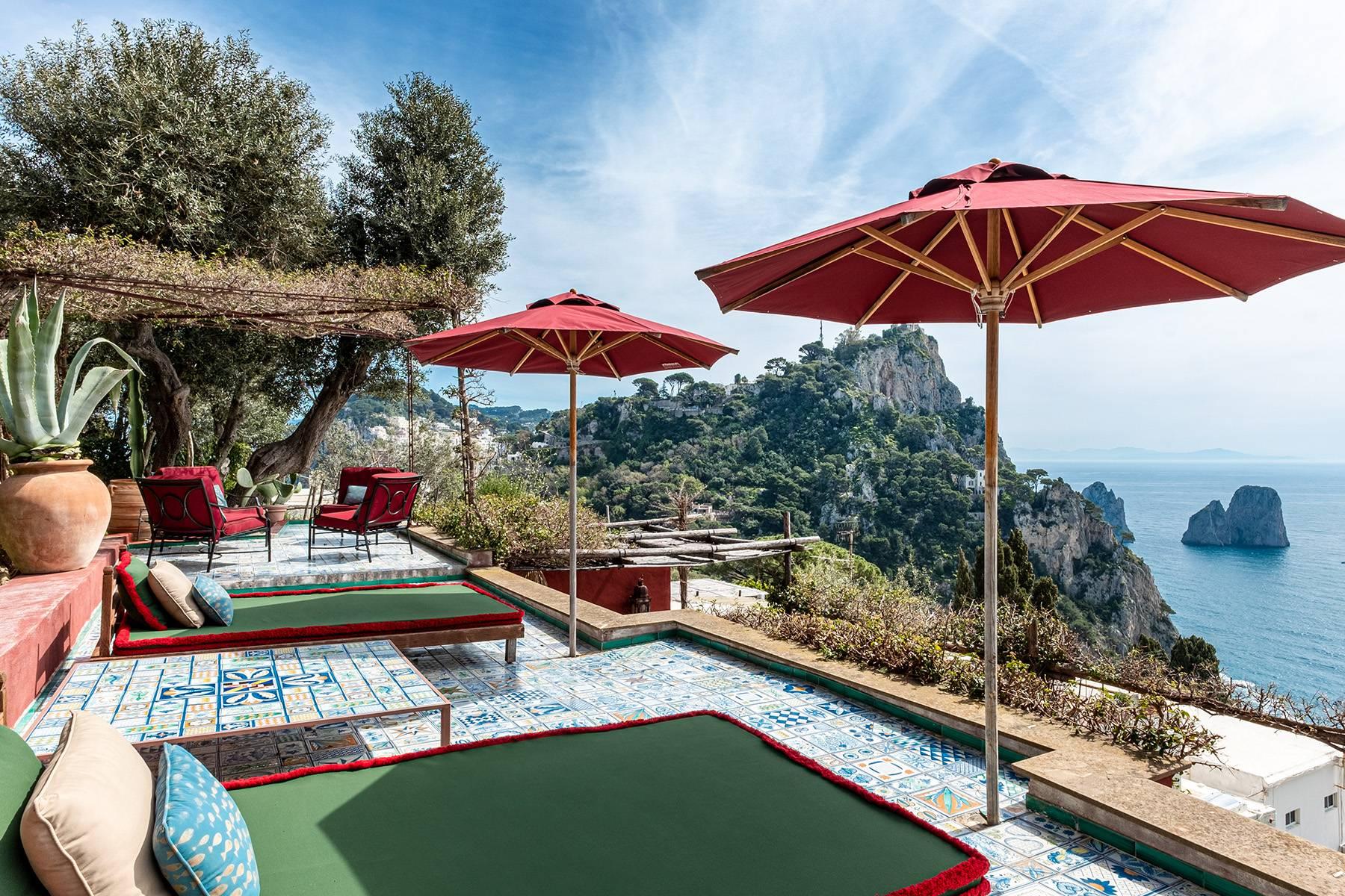 Remarquable villa design avec piscine sculptée surplombant les rochers Faraglioni. - 3