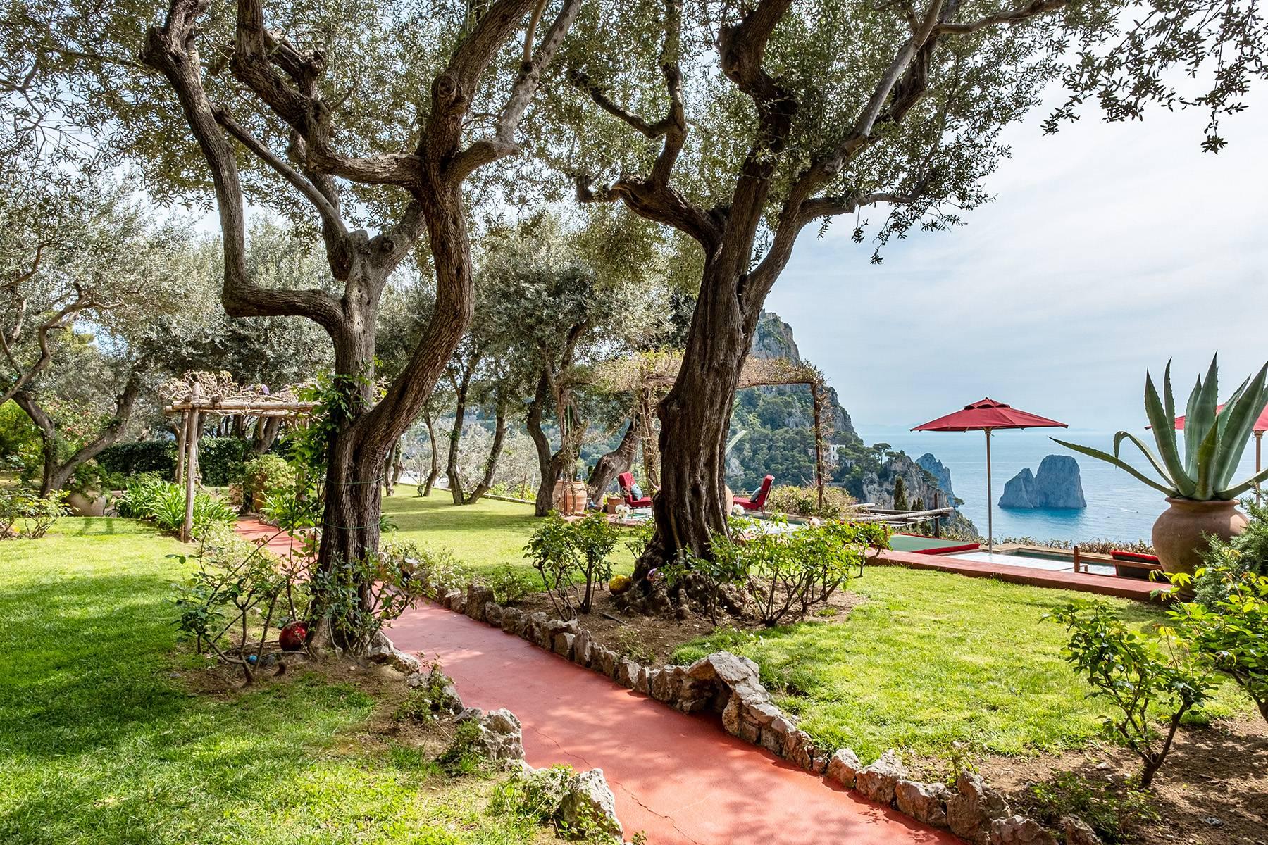 Remarquable villa design avec piscine sculptée surplombant les rochers Faraglioni. - 21