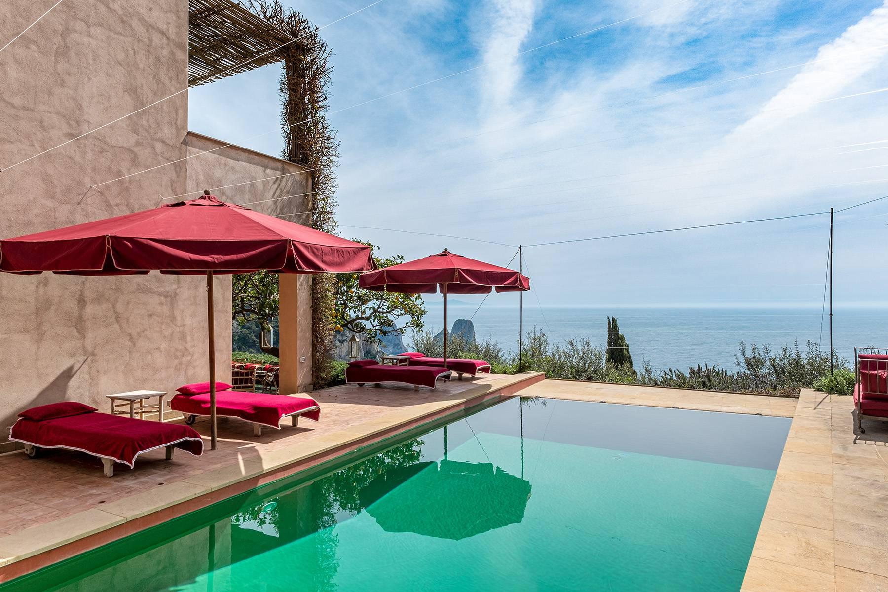 Remarquable villa design avec piscine sculptée surplombant les rochers Faraglioni. - 7