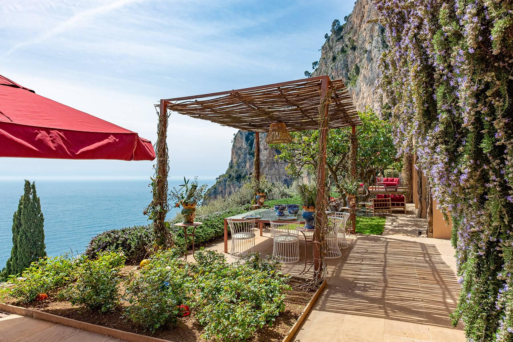 Remarquable villa design avec piscine sculptée surplombant les rochers Faraglioni. - 19