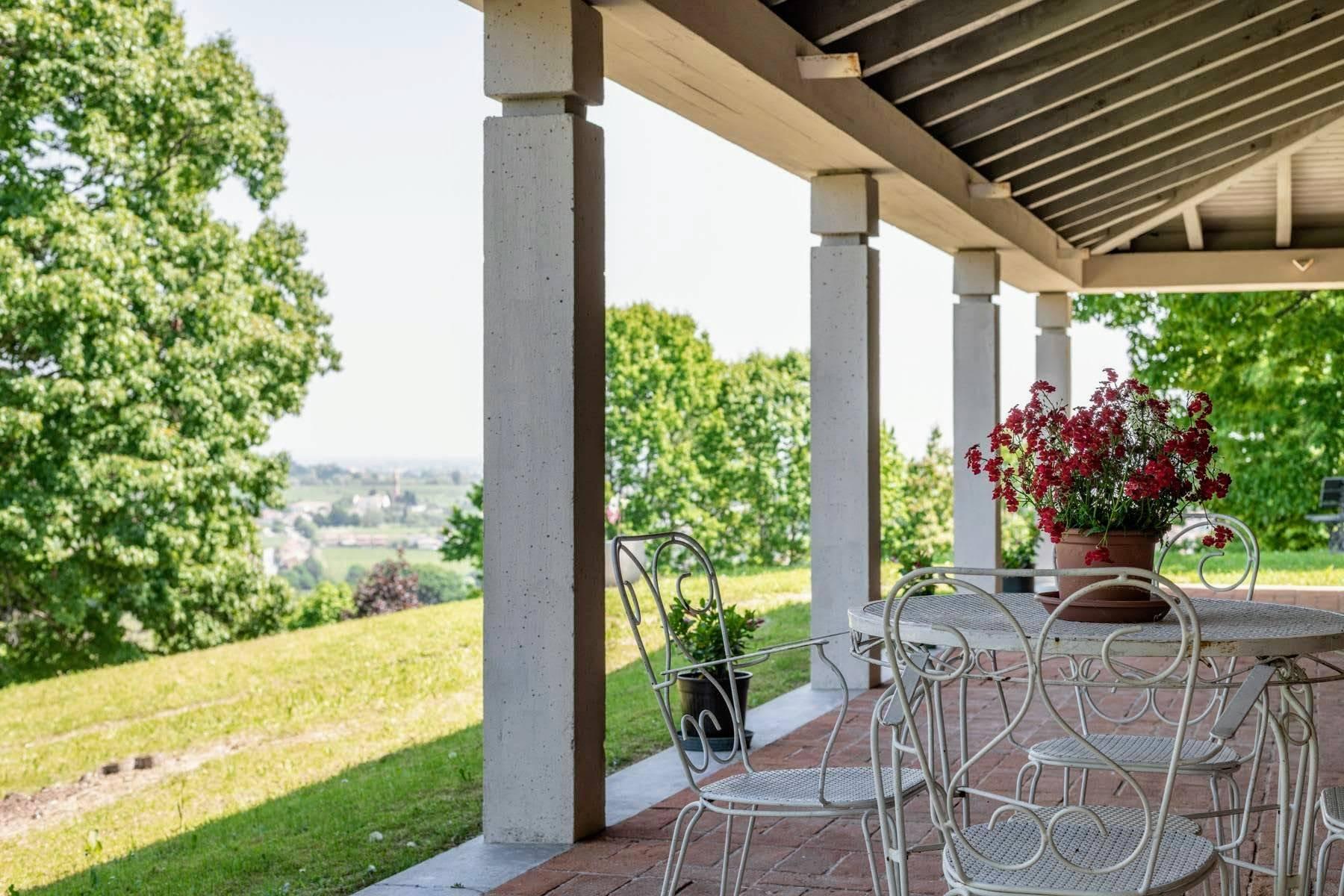 Villa panoramica d'autore con due ettari di parco sul Montello - 2
