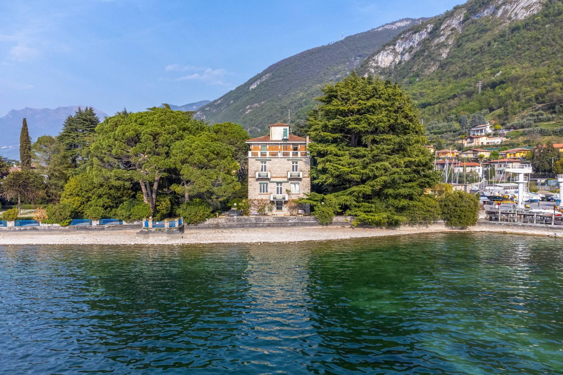 Stunning villa pieds dans l'eau with magnificent park and dock on Lake Iseo - 2