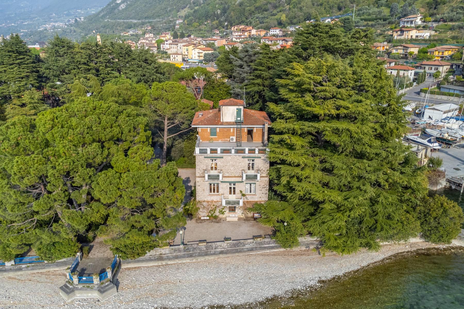 Stunning villa pieds dans l'eau with magnificent park and dock on Lake Iseo - 10