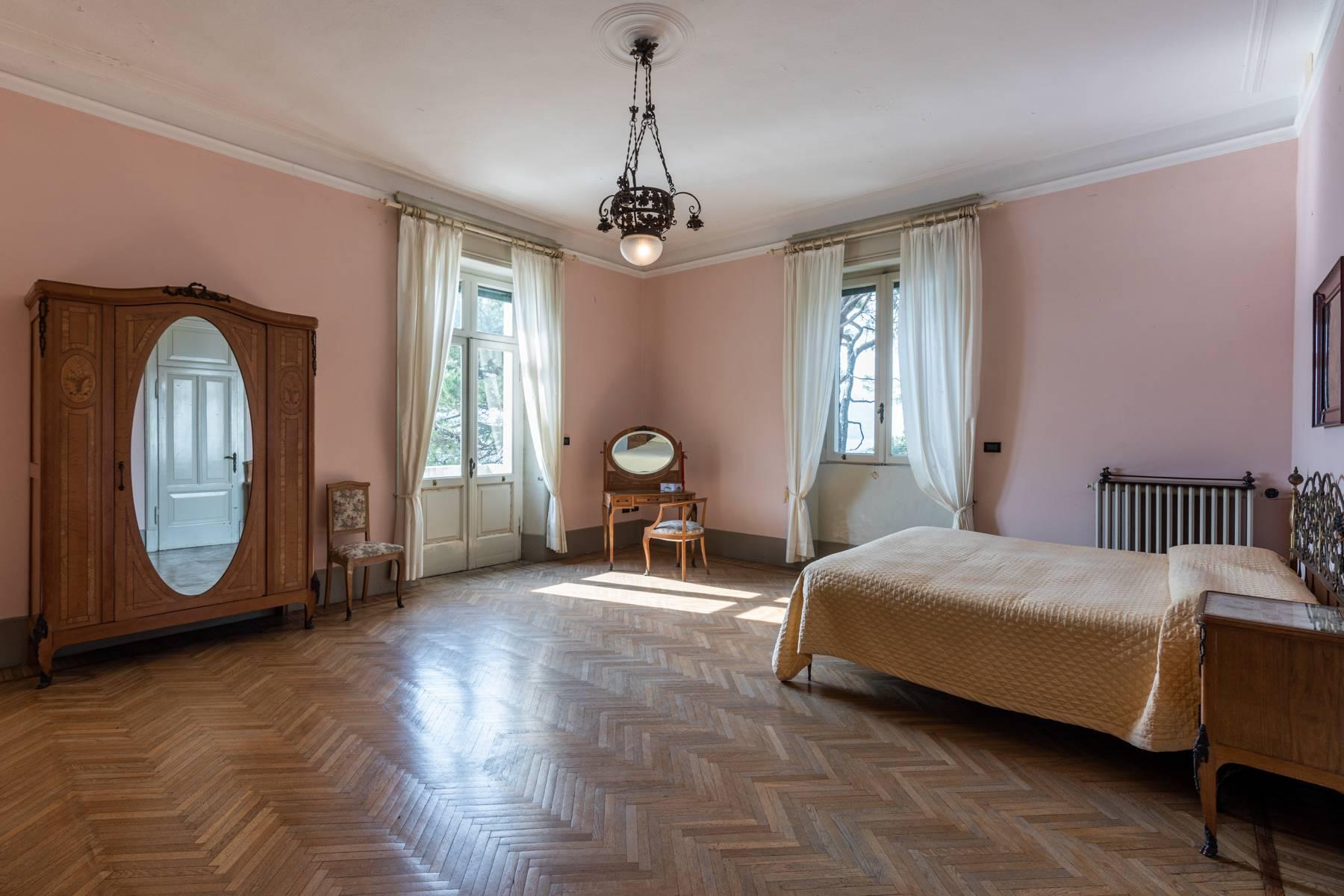Stunning villa pieds dans l'eau with magnificent park and dock on Lake Iseo - 9