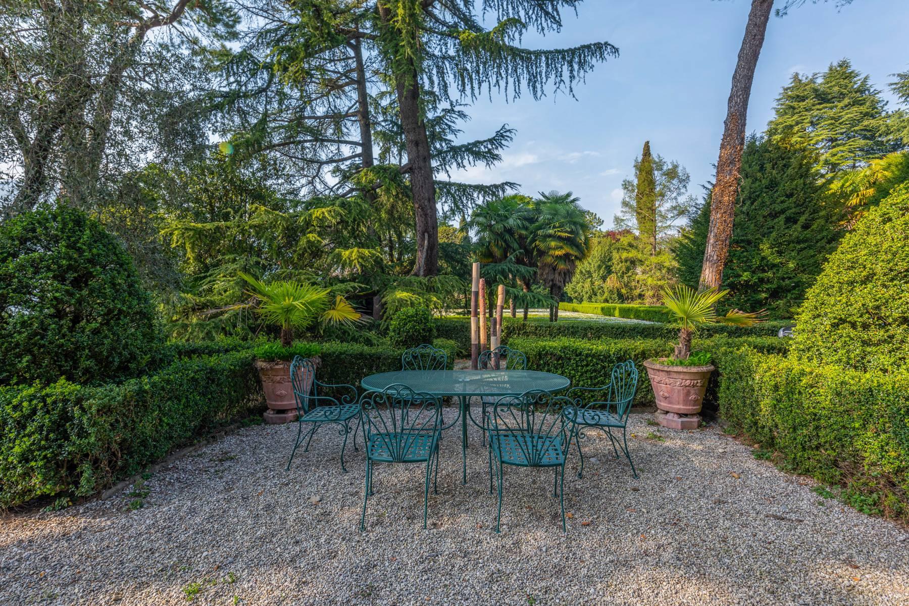 Stunning villa pieds dans l'eau with magnificent park and dock on Lake Iseo - 11