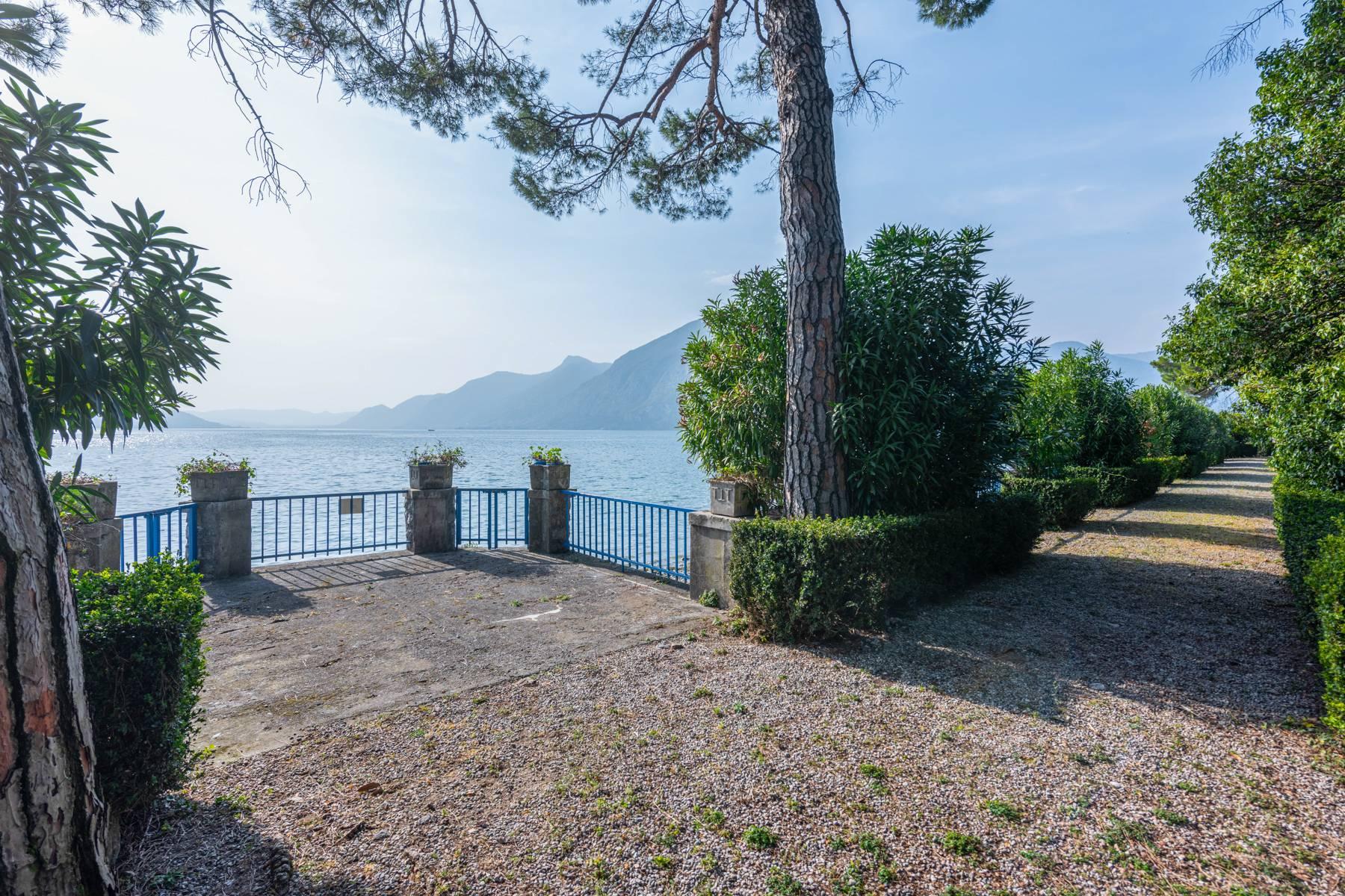 Stunning villa pieds dans l'eau with magnificent park and dock on Lake Iseo - 32