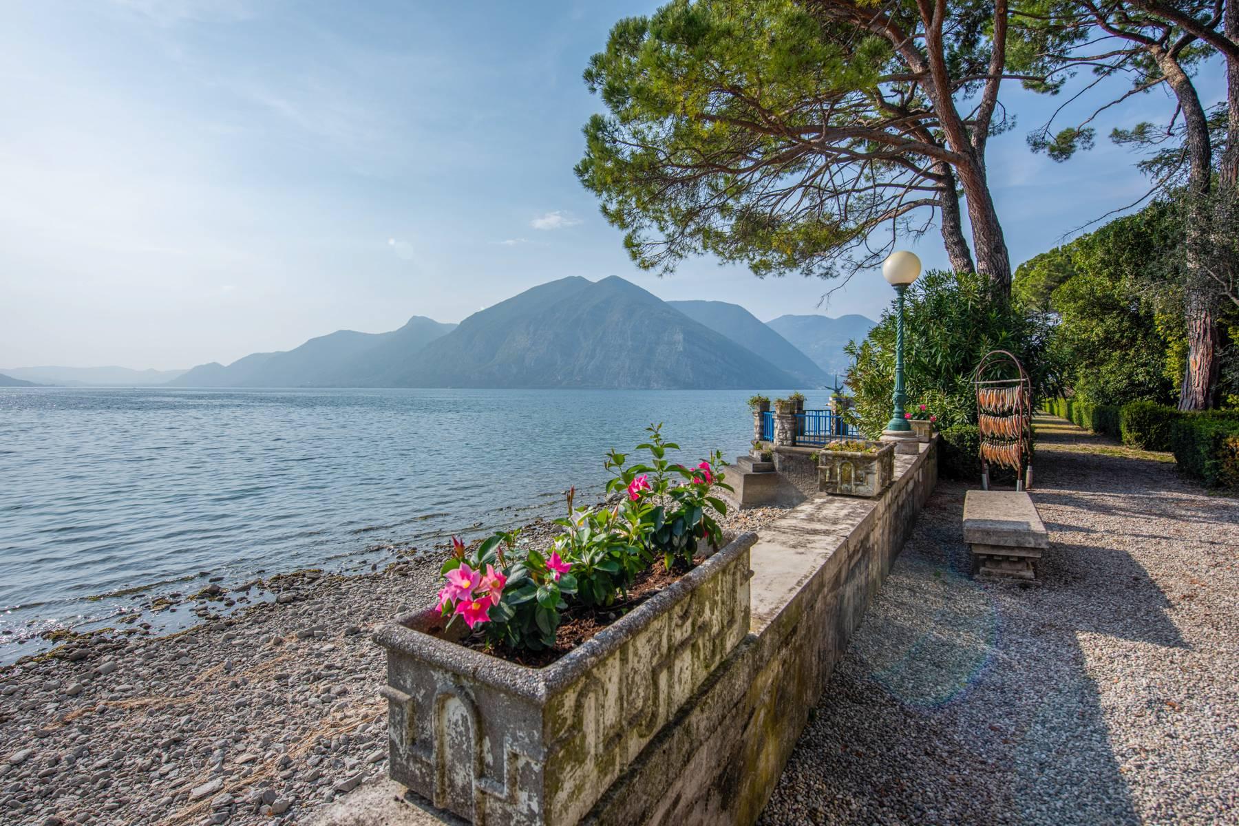 Stunning villa pieds dans l'eau with magnificent park and dock on Lake Iseo - 12