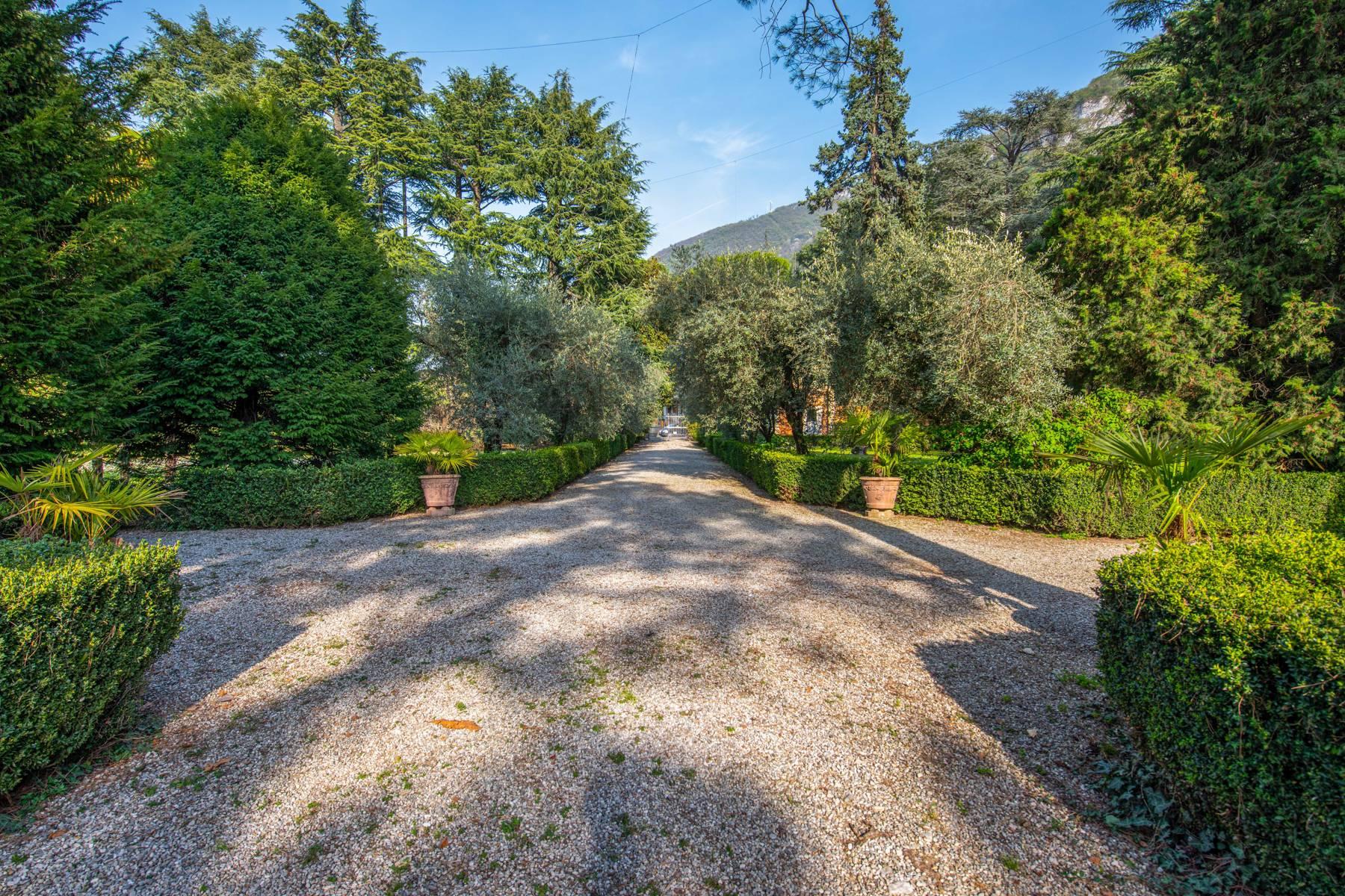 Stunning villa pieds dans l'eau with magnificent park and dock on Lake Iseo - 37