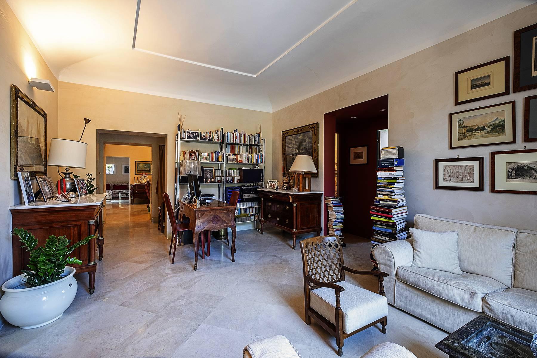 Elegant penthouse with terrace in the historic Rione Parione - 7