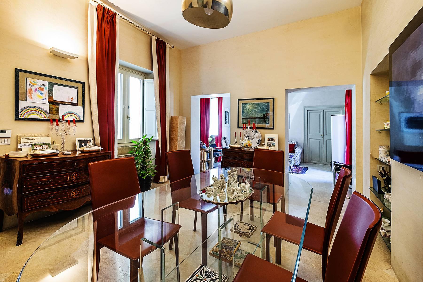 Elegant penthouse with terrace in the historic Rione Parione - 8