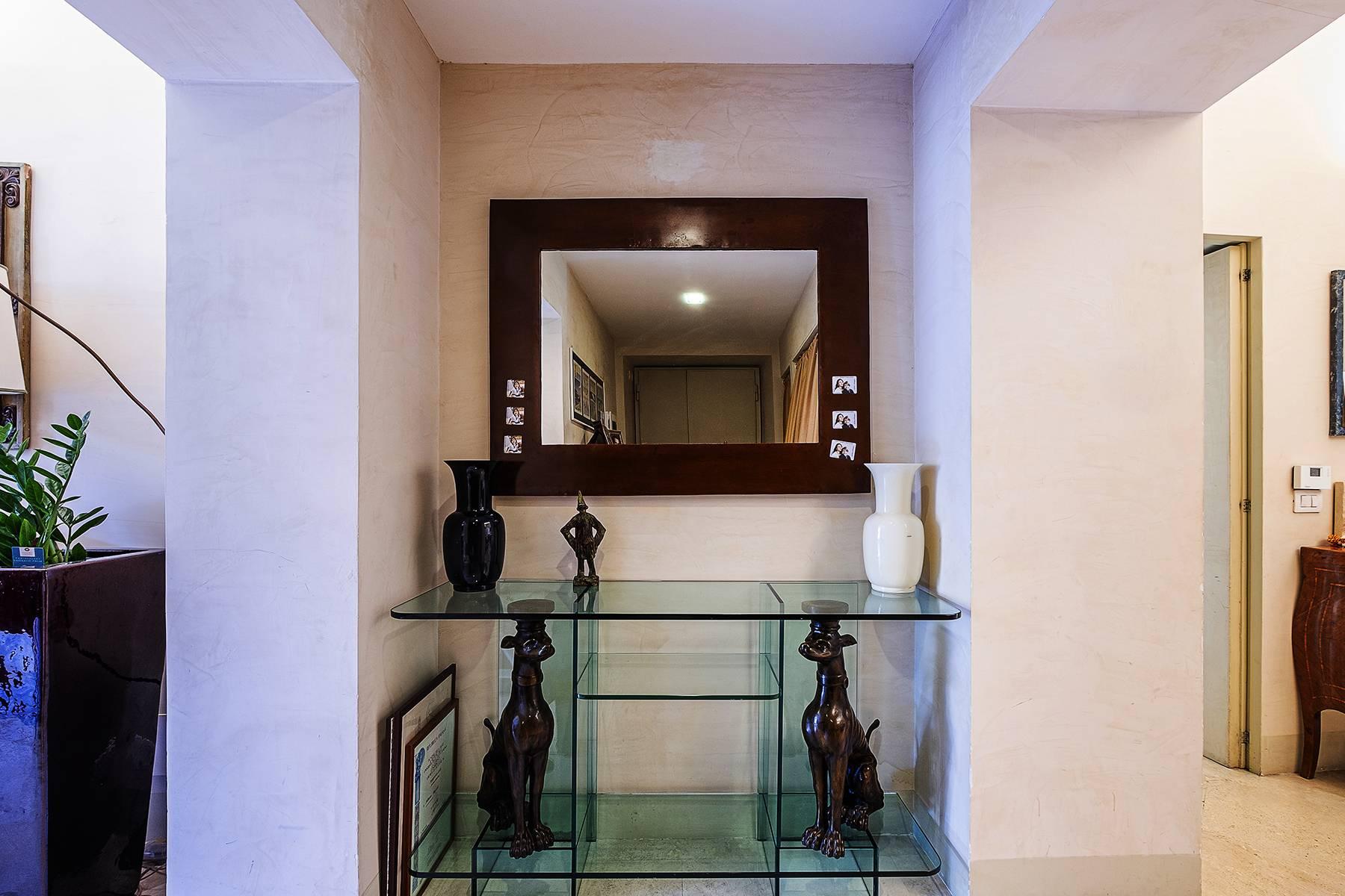 Elegant penthouse with terrace in the historic Rione Parione - 4