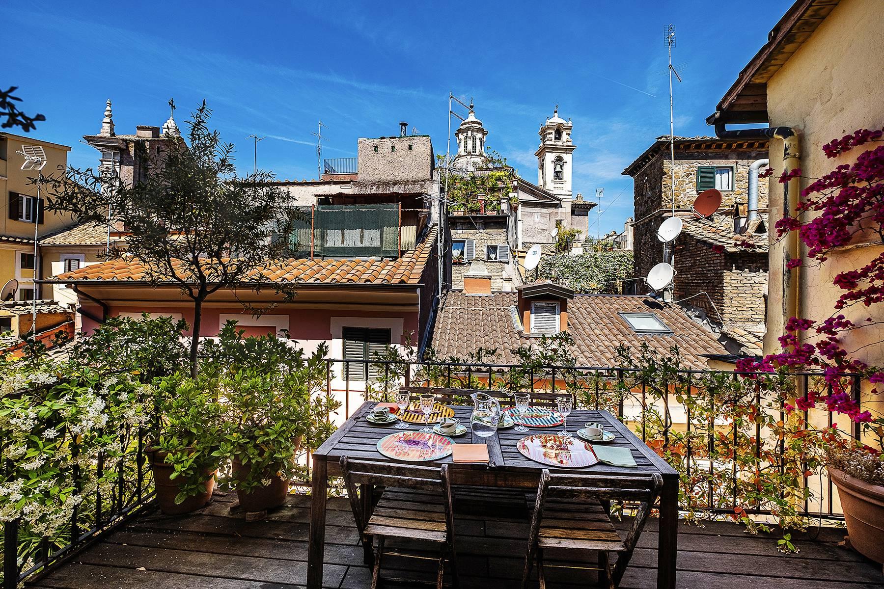 Elegant penthouse with terrace in the historic Rione Parione - 1