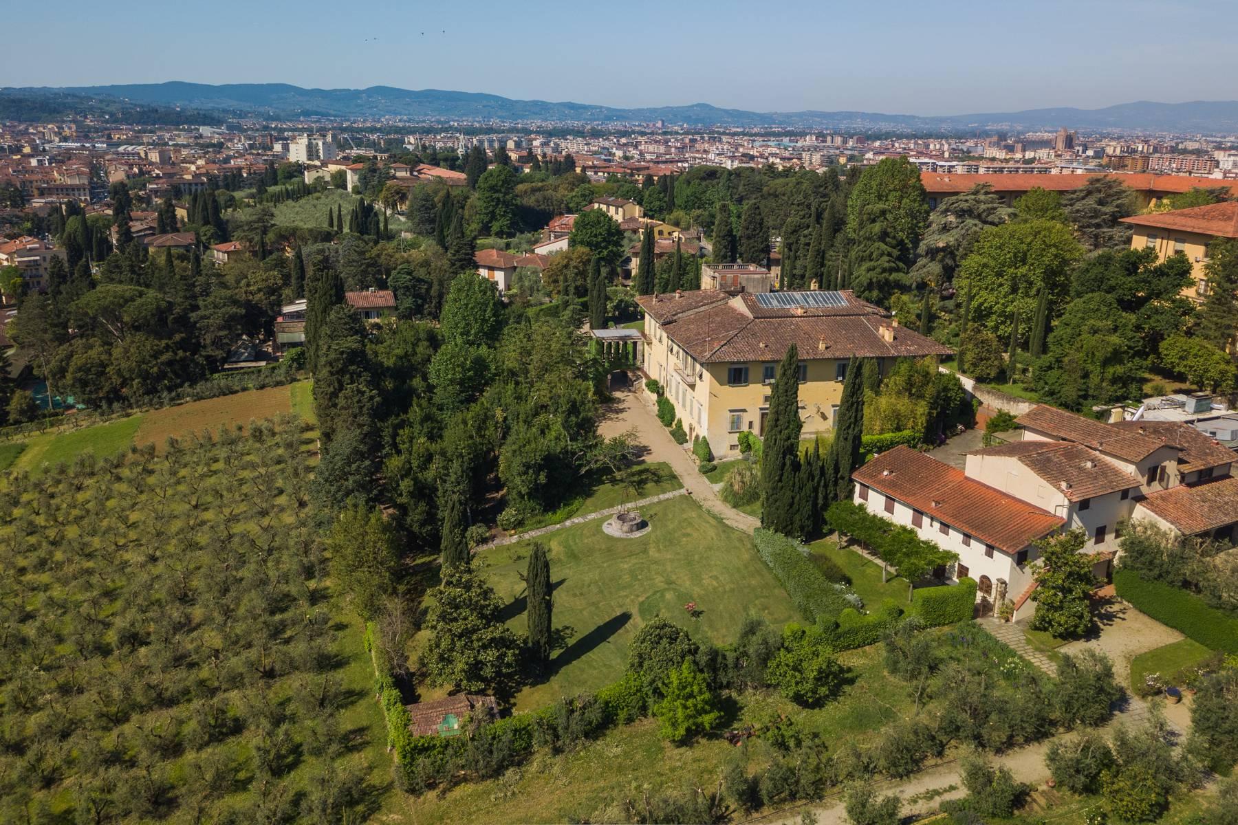 Elegante Villa aus dem 14. Jahrhundert mit einem Hektar Park in Florenz - 34