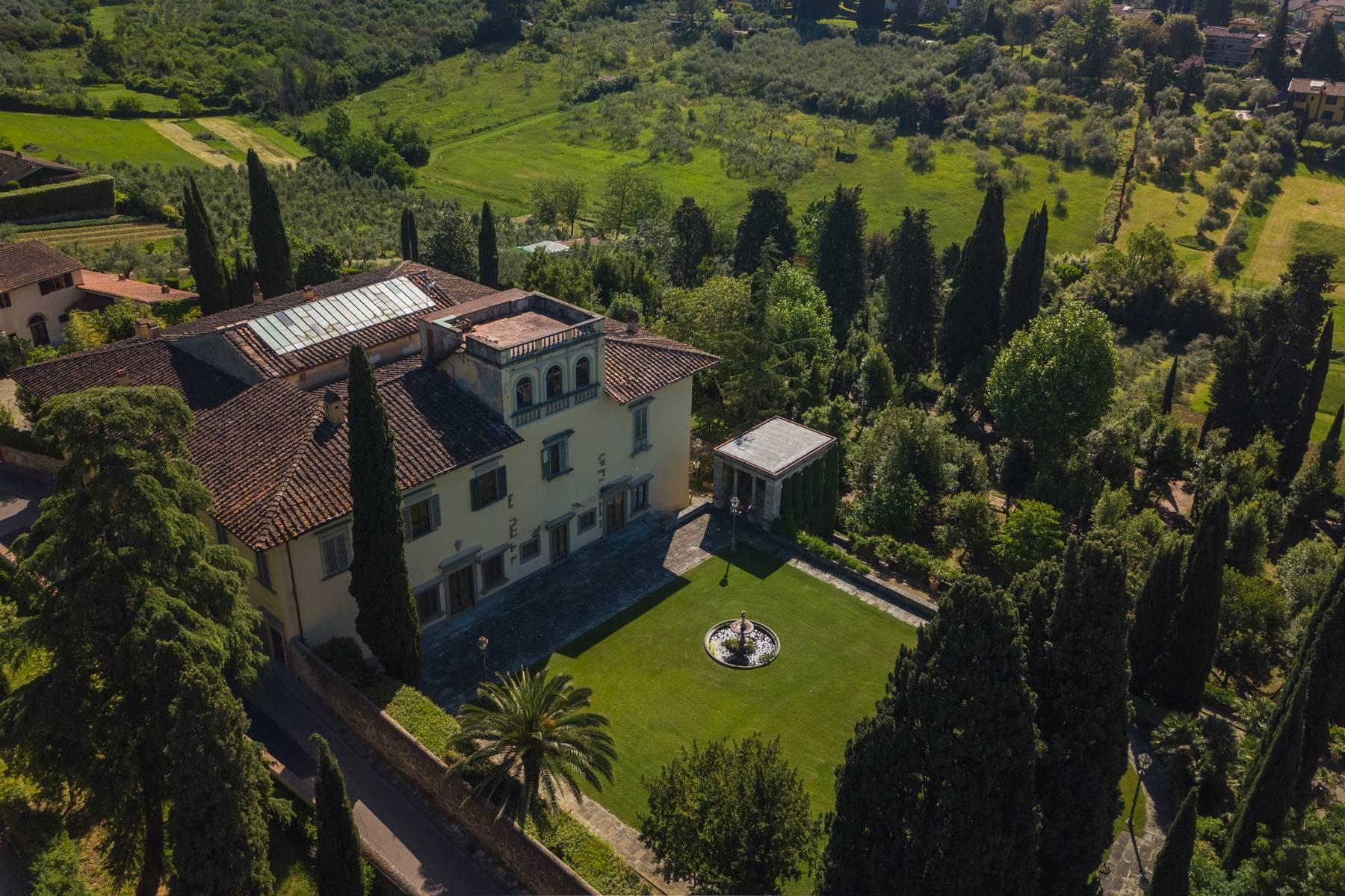 Elegante Villa aus dem 14. Jahrhundert mit einem Hektar Park in Florenz - 1