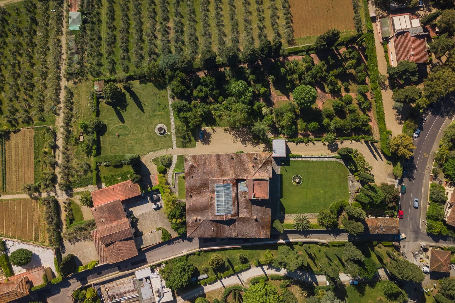 Elegante Villa aus dem 14. Jahrhundert mit einem Hektar Park in Florenz - 36