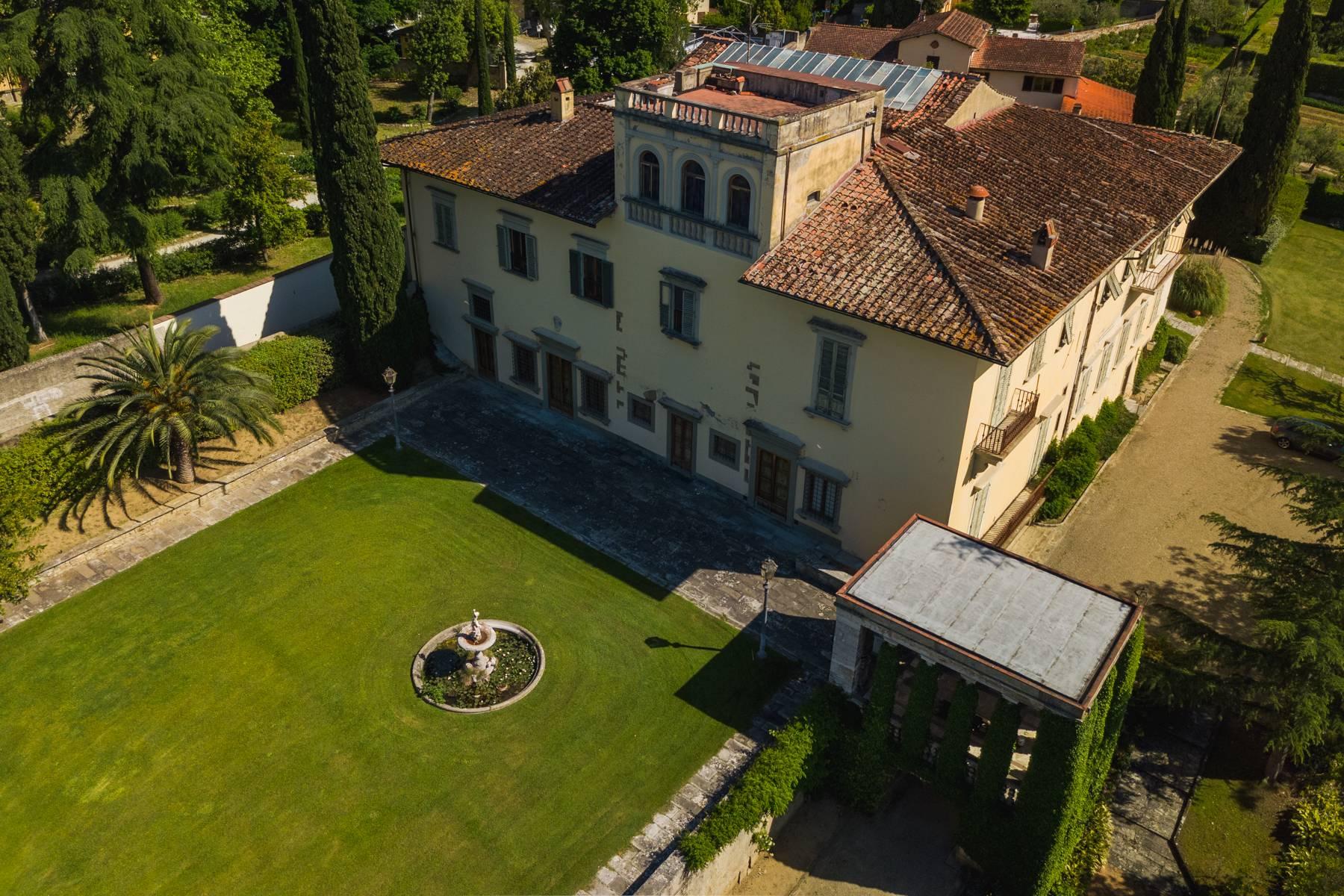 Elegante Villa aus dem 14. Jahrhundert mit einem Hektar Park in Florenz - 4