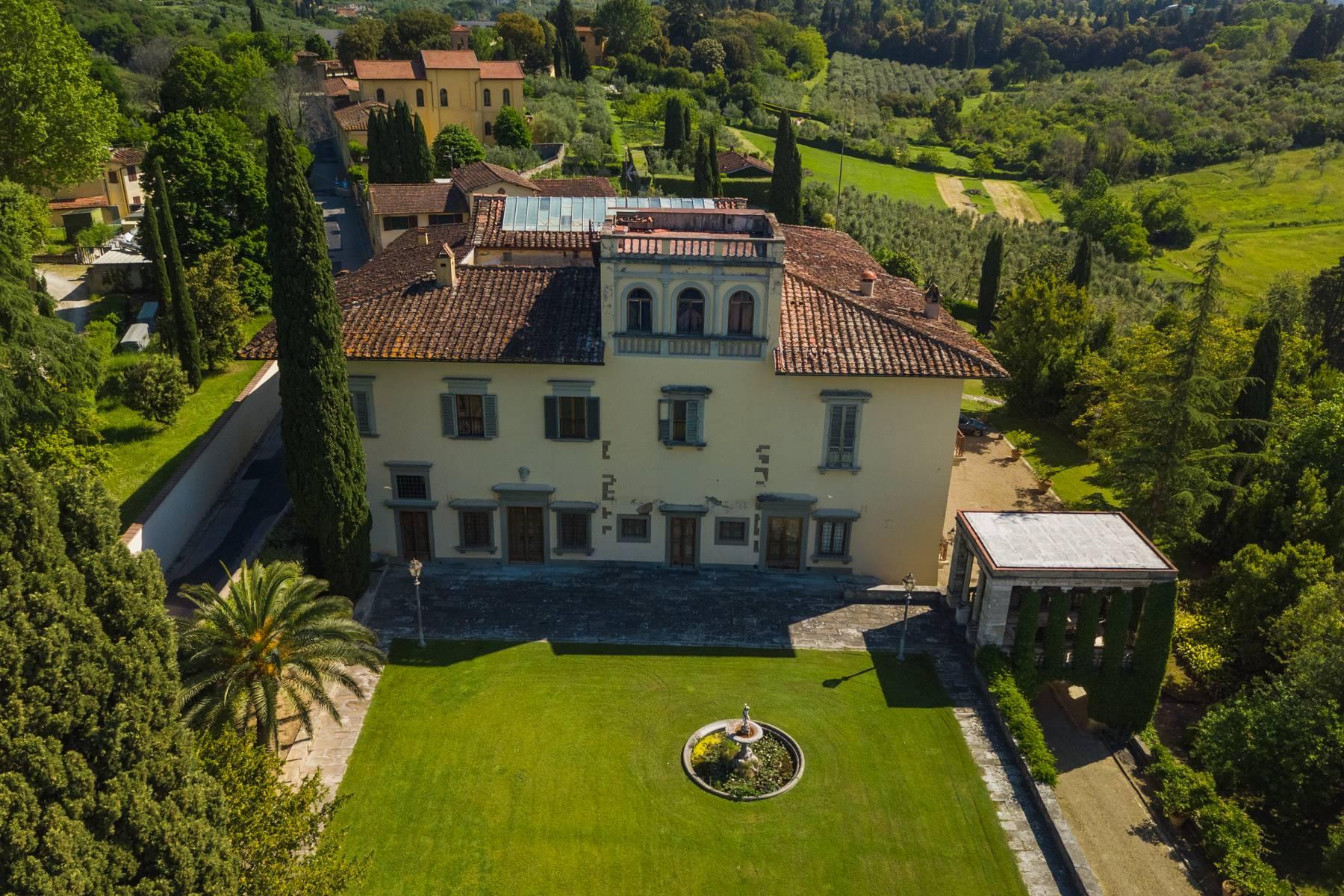 Elegante Villa aus dem 14. Jahrhundert mit einem Hektar Park in Florenz - 2