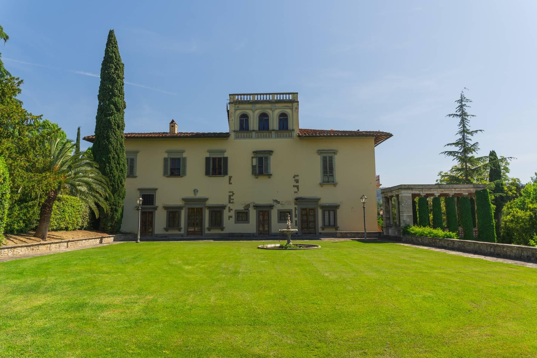 Elegante Villa aus dem 14. Jahrhundert mit einem Hektar Park in Florenz - 5