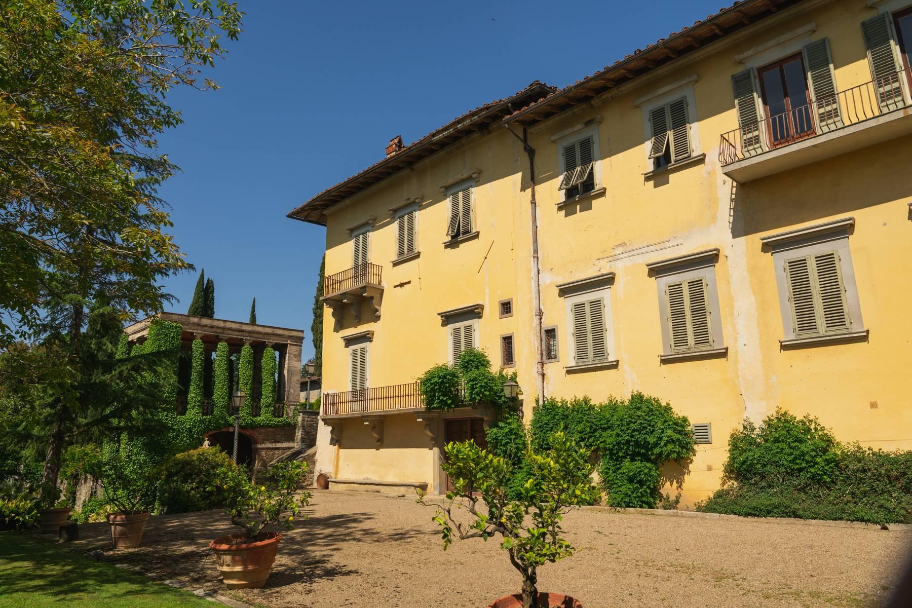 Elegante Villa aus dem 14. Jahrhundert mit einem Hektar Park in Florenz - 10