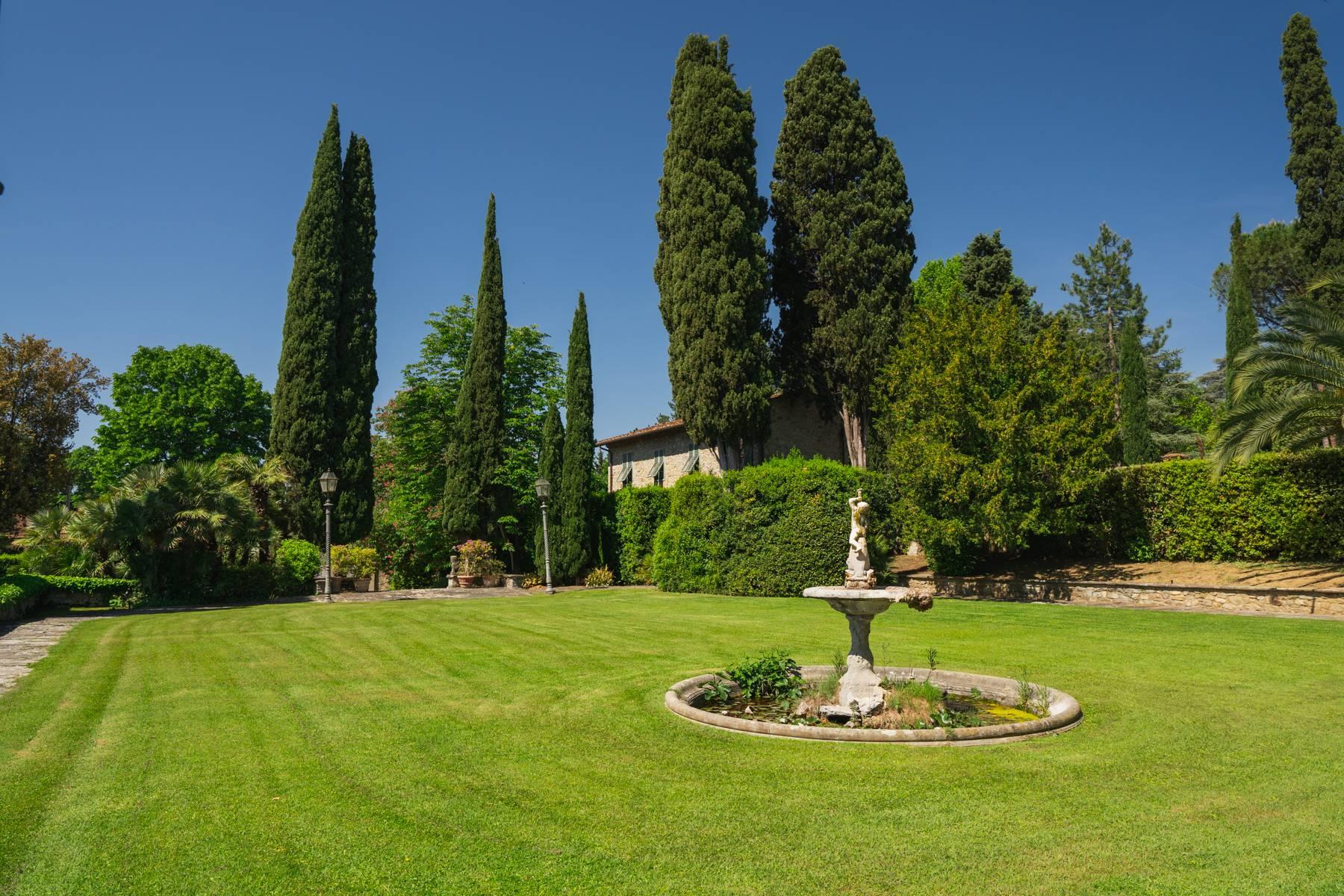 Elegante Villa aus dem 14. Jahrhundert mit einem Hektar Park in Florenz - 6
