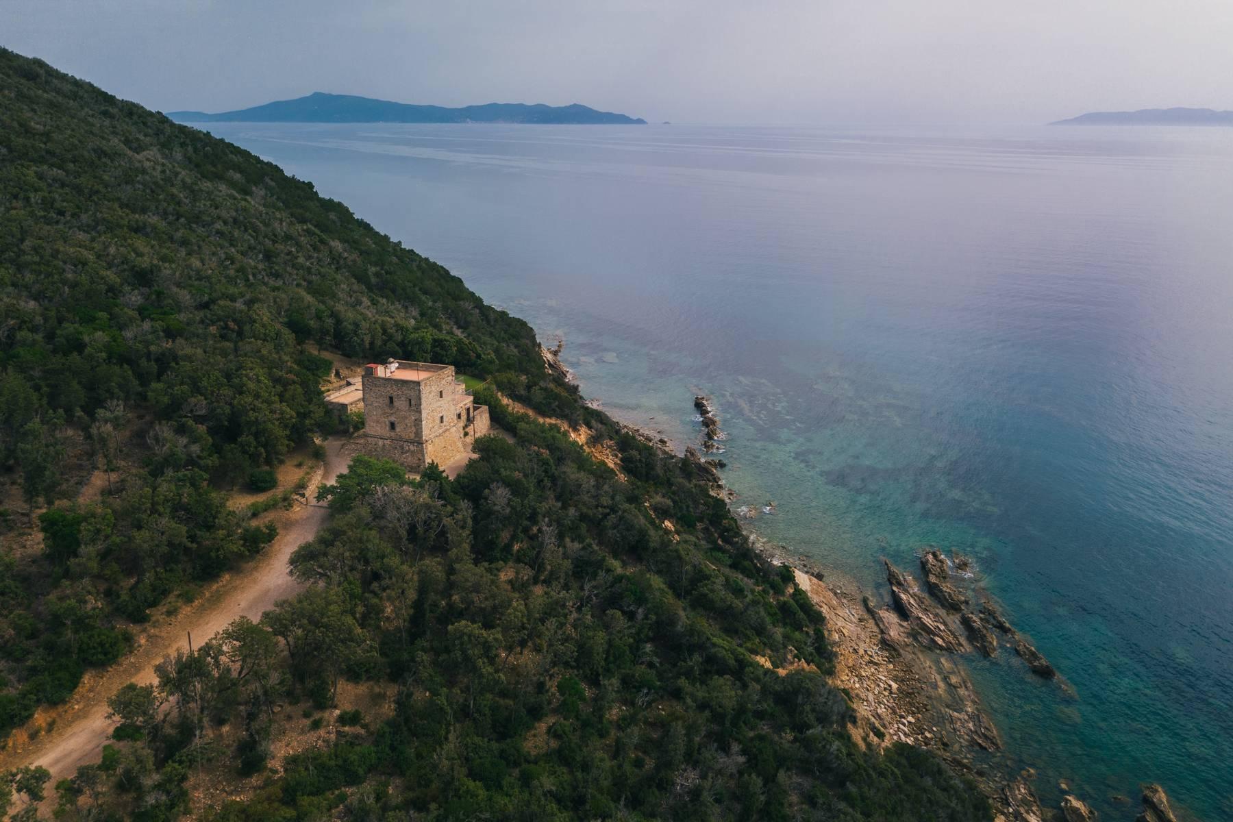 Ancienne tour de guet du XVème siècle sur une falaise surplombant directement la mer - 20