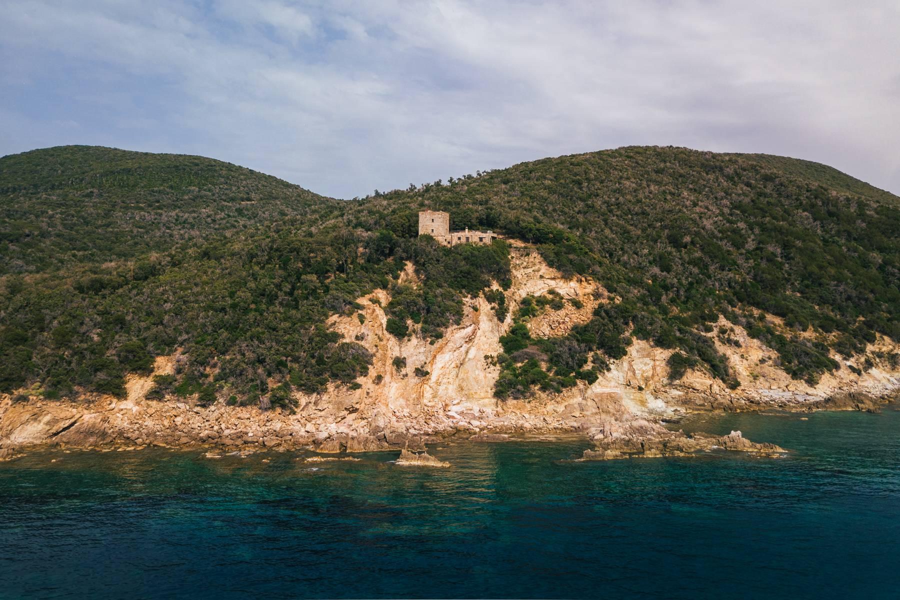 Alter Wachturm aus dem fünfzehnten Jahrhundert mit Blick auf das Meer - 29