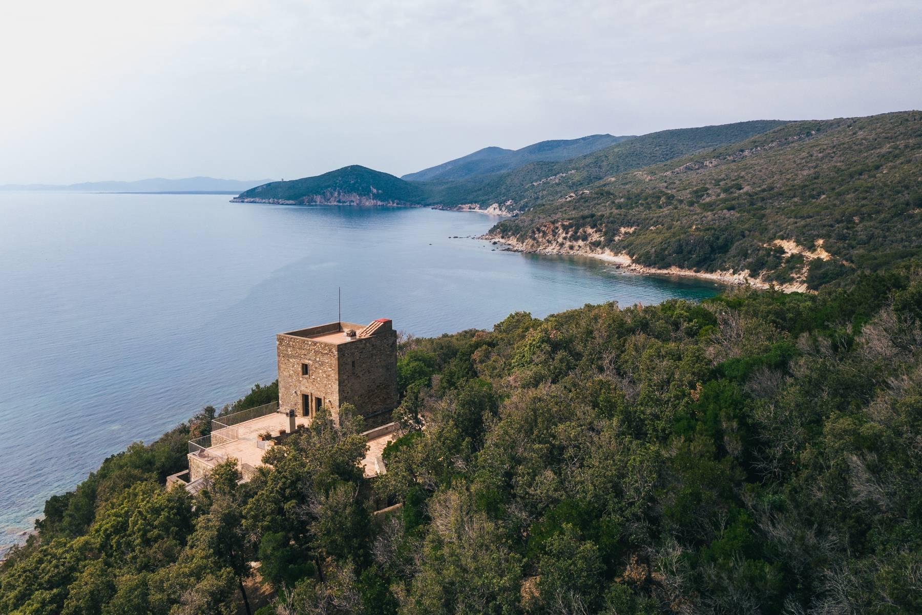 Ancienne tour de guet du XVème siècle sur une falaise surplombant directement la mer - 30