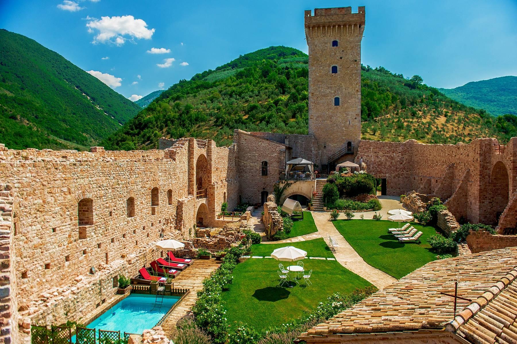 A magnificent castle in the Umbrian hillside - 1
