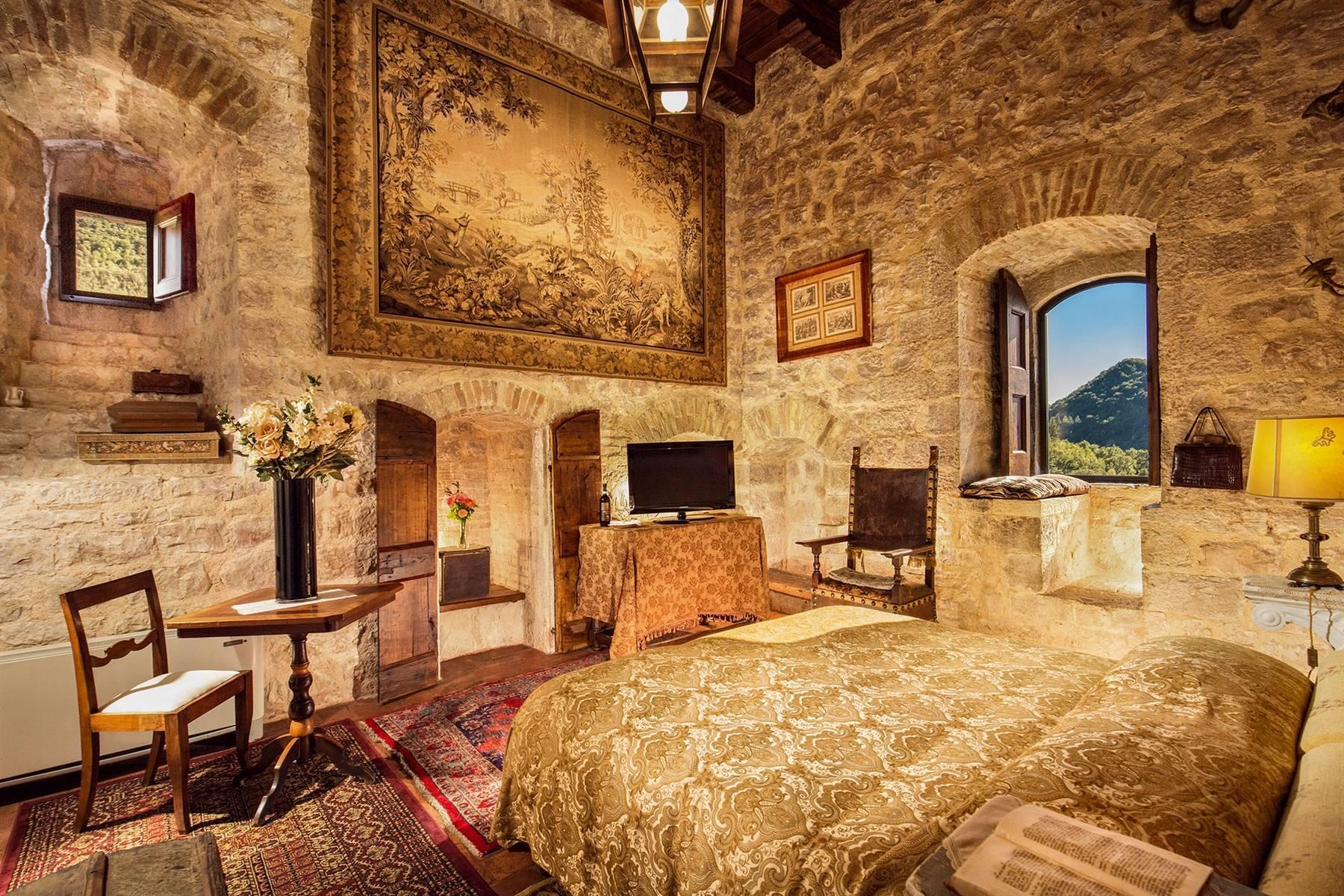 A magnificent castle in the Umbrian hillside - 16
