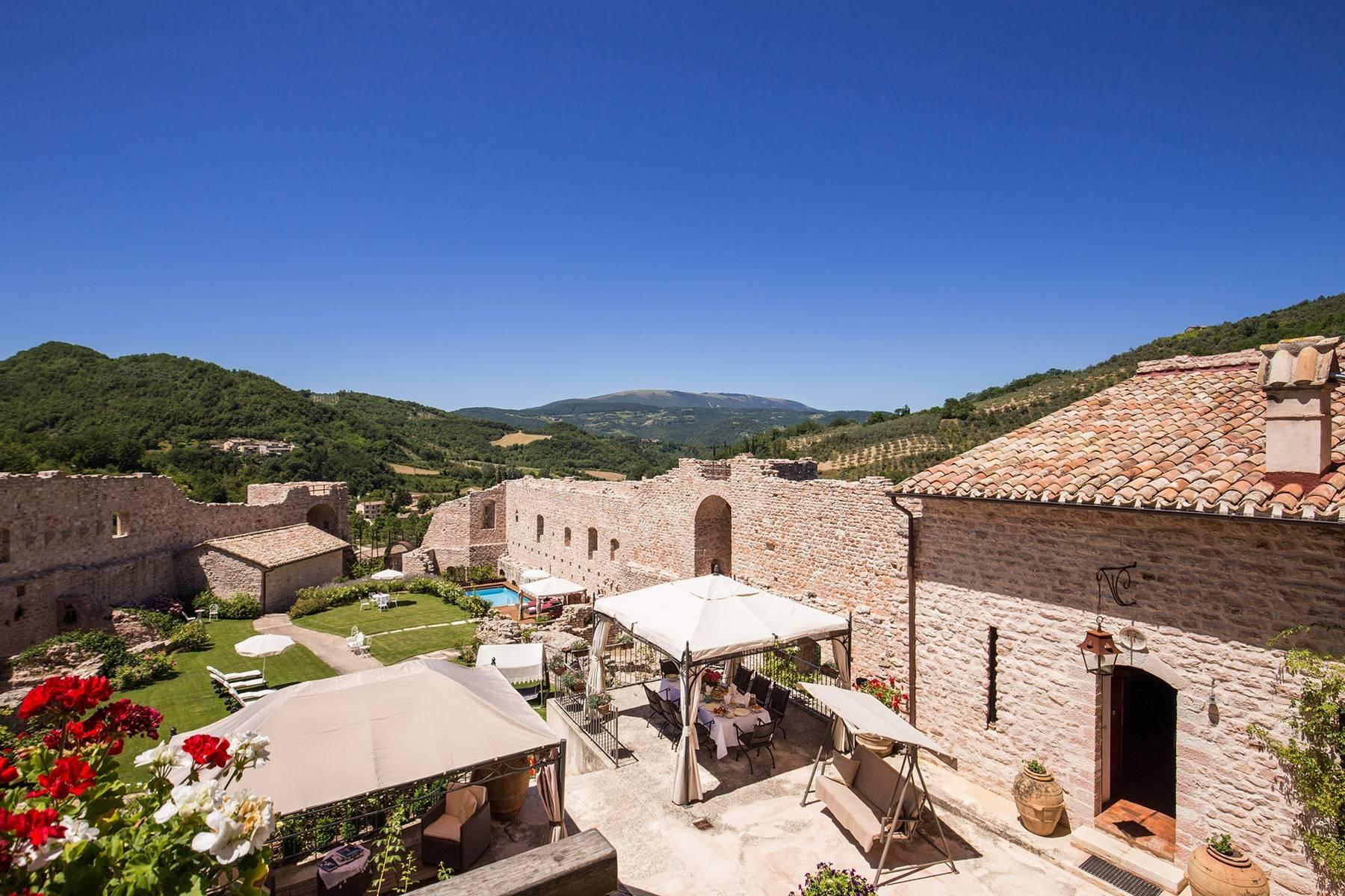 A magnificent castle in the Umbrian hillside - 11