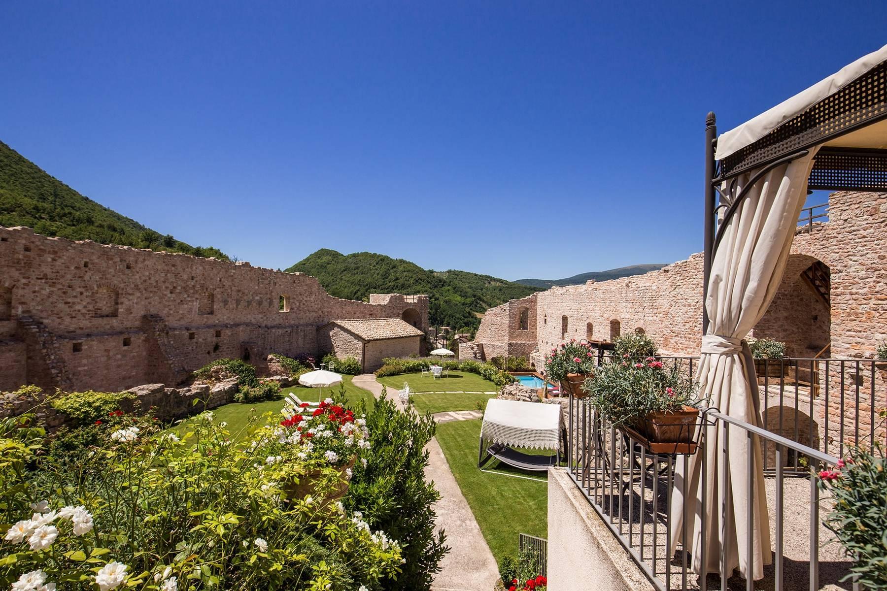 A magnificent castle in the Umbrian hillside - 10