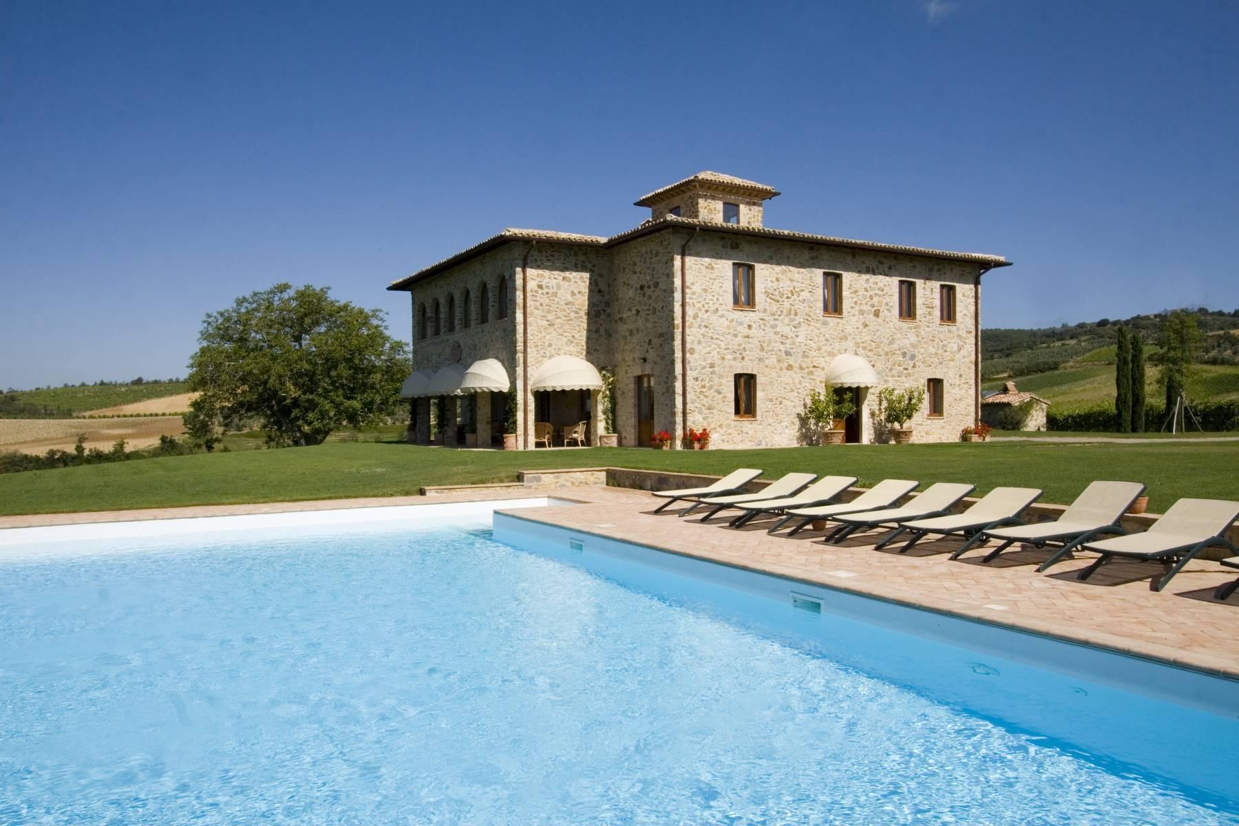 A luxurious estate overlooking the Umbrian countryside - 2