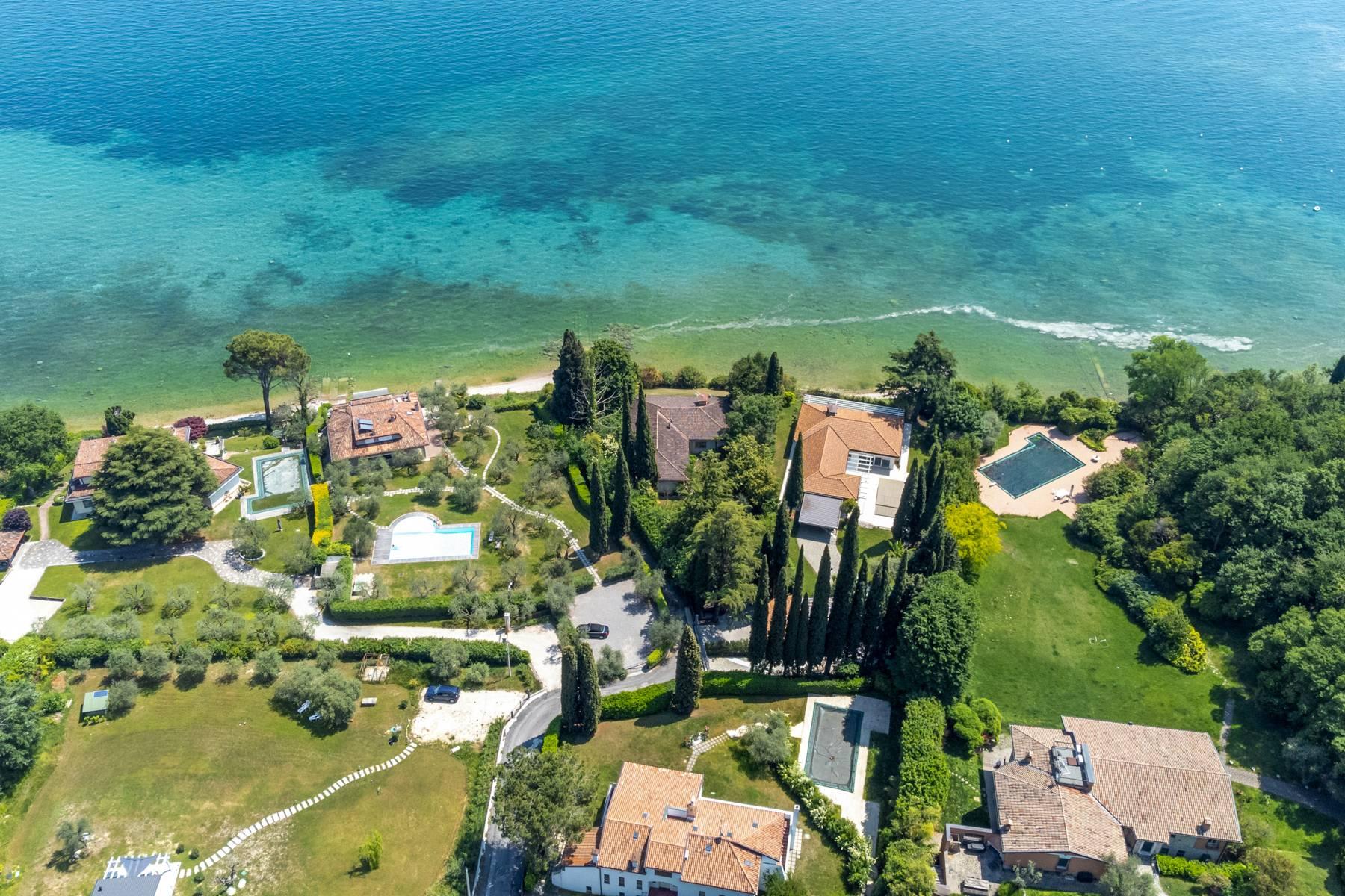 Villa pieds dans l'eau in an exclusive and reserved position - 7