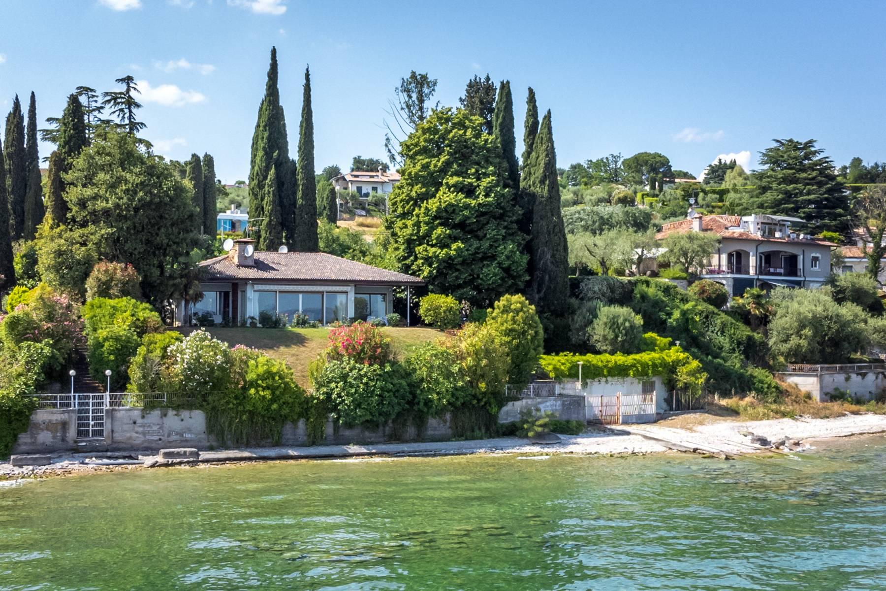 Villa pieds dans l'eau in an exclusive and reserved position - 1