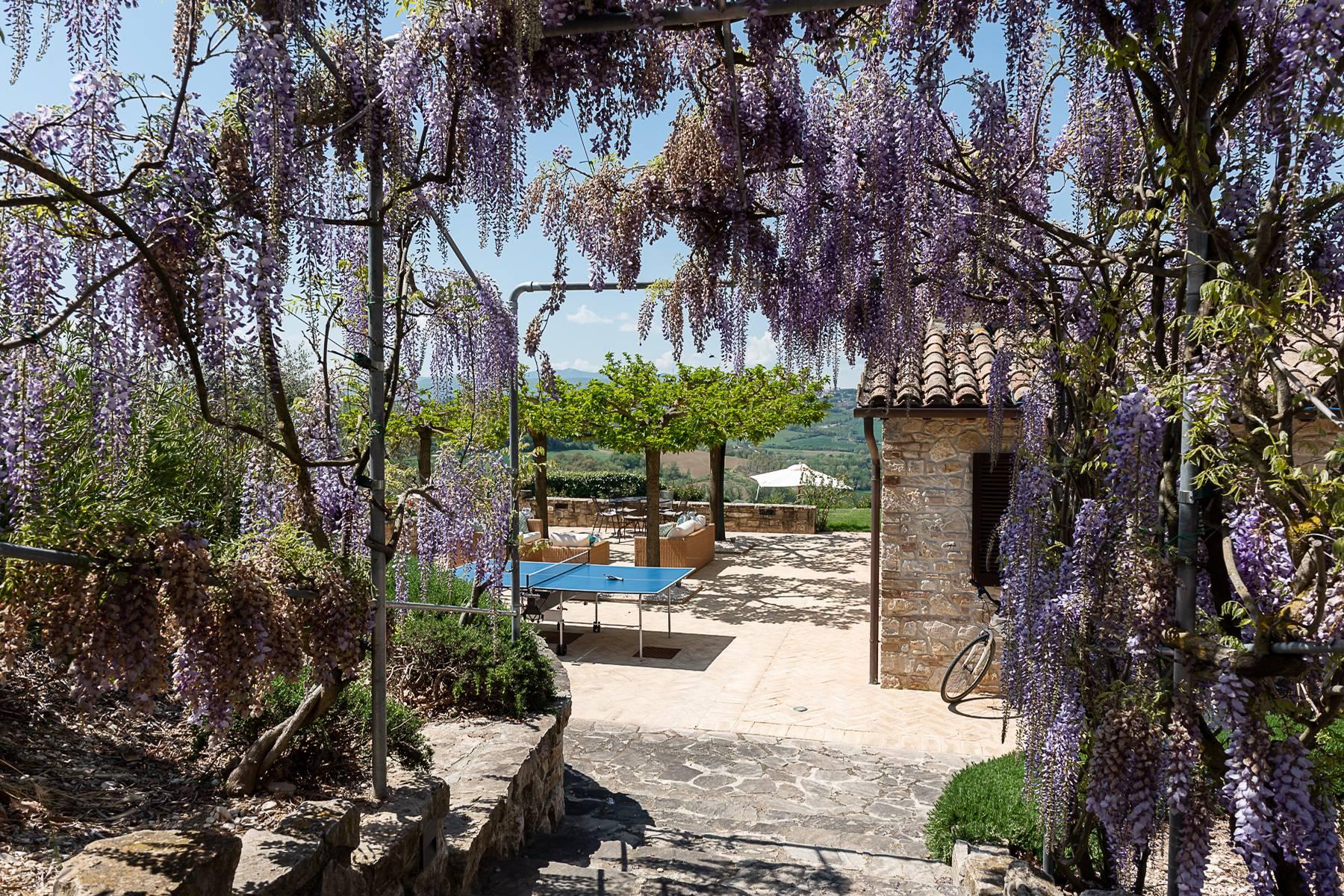 Casale in pietra contemporaneo con giardino e piscina paradisiaci - 17