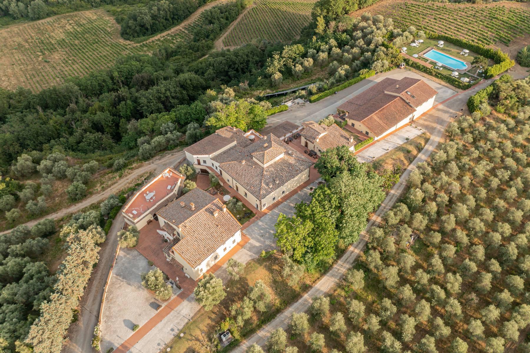 Exceptionnel domaine viticole de 102 hectares au cur du Chianti - 2