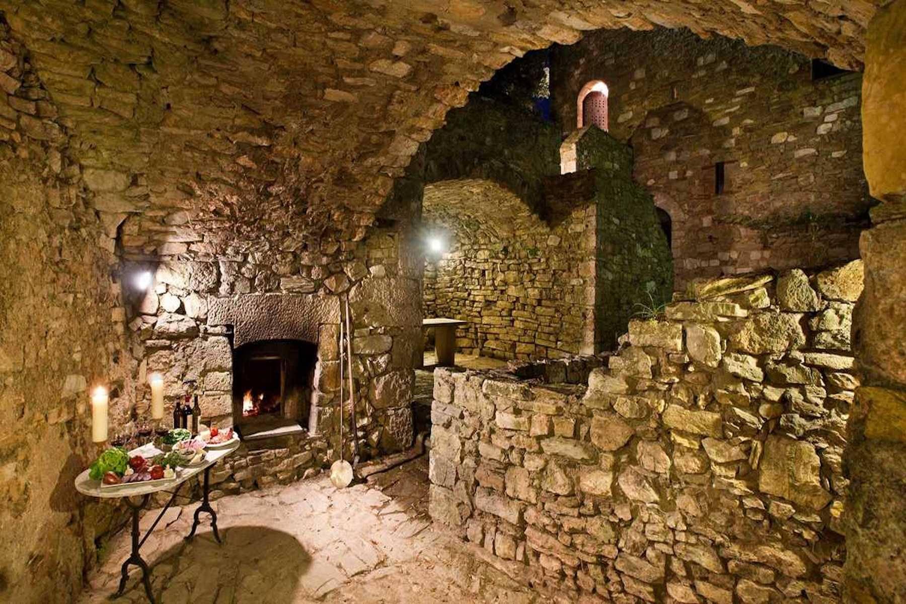 Prächtiges Schloss aus dem 14. Jahrhundert in der Landschaft von Siena - 23