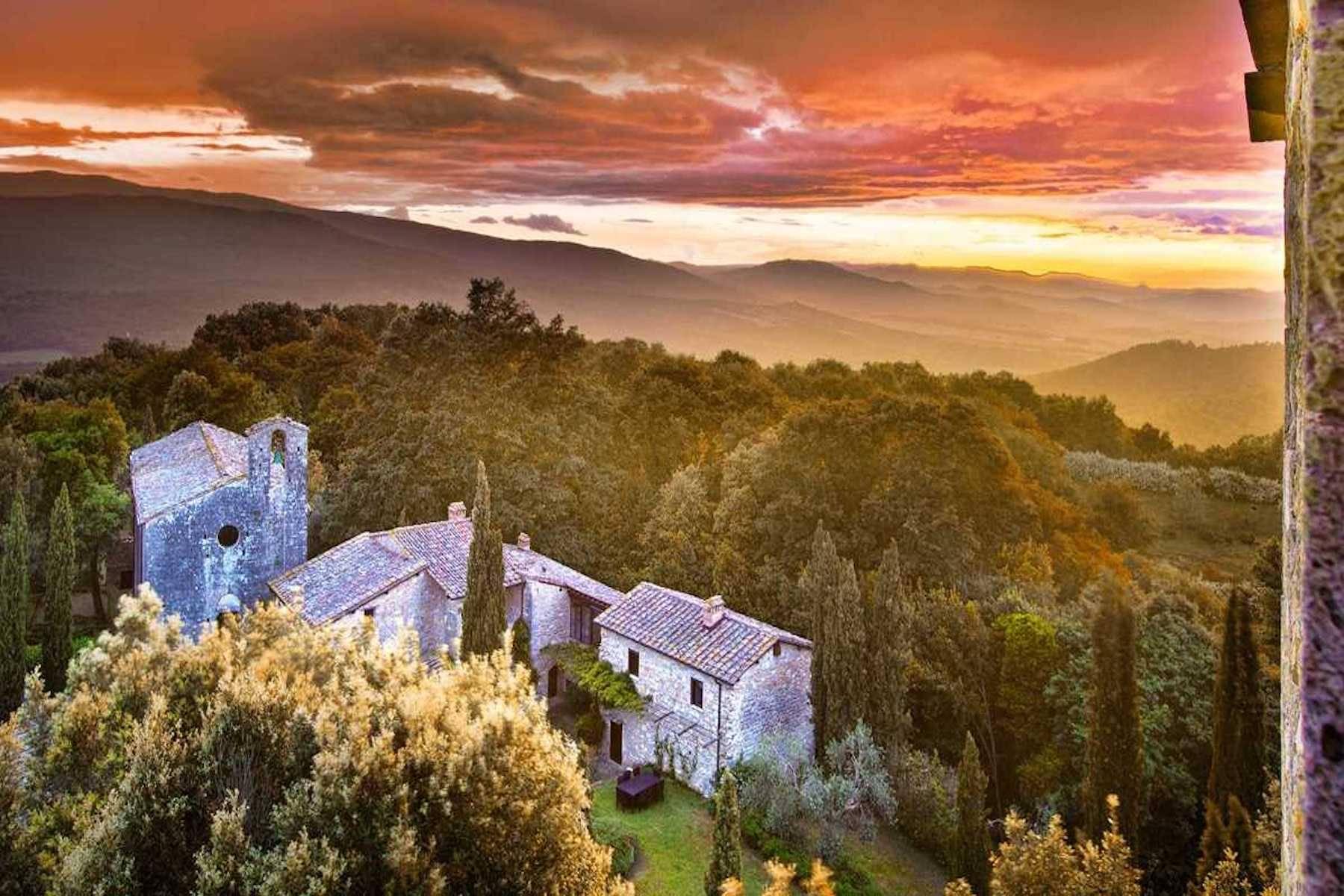 Великолепный замок 14 века в сельской местности Сиены - 21