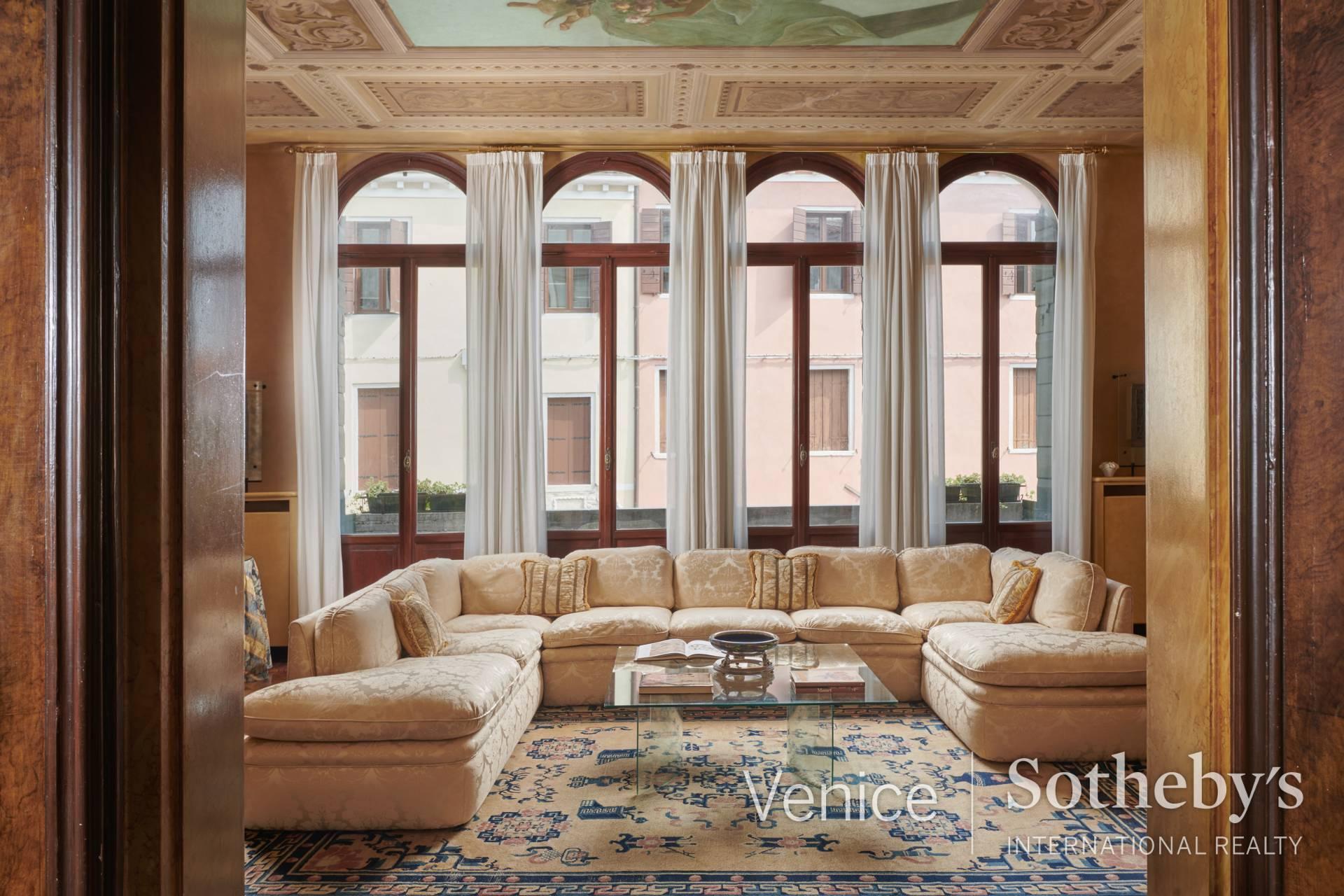 Exclusive Piano Nobile with extensive private gardens close to the Guggenheim - 6