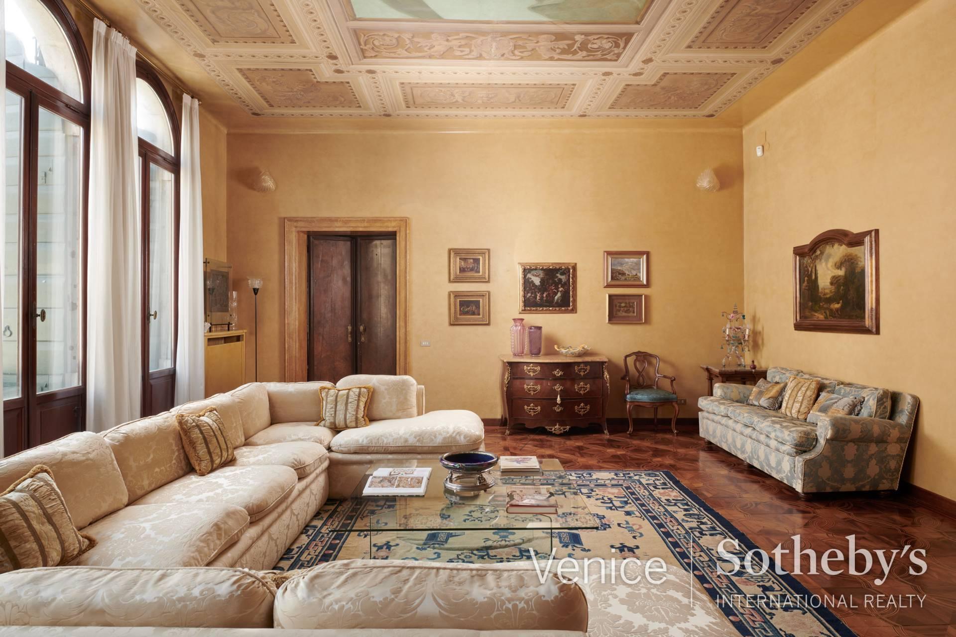 Exclusive Piano Nobile with extensive private gardens close to the Guggenheim - 8