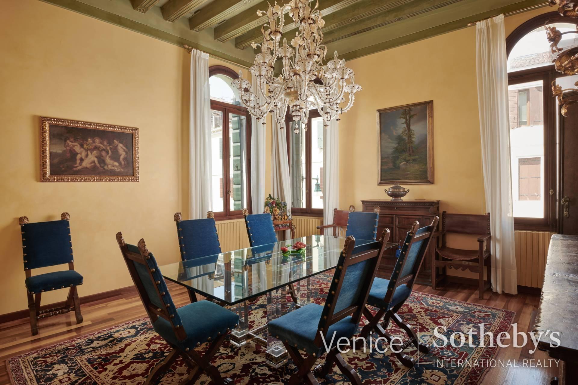 Exclusive Piano Nobile with extensive private gardens close to the Guggenheim - 10