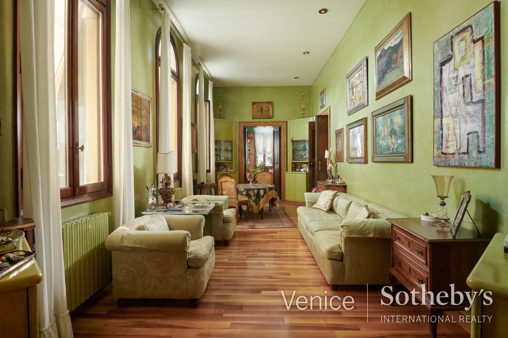 Exclusive Piano Nobile with extensive private gardens close to the Guggenheim - 11