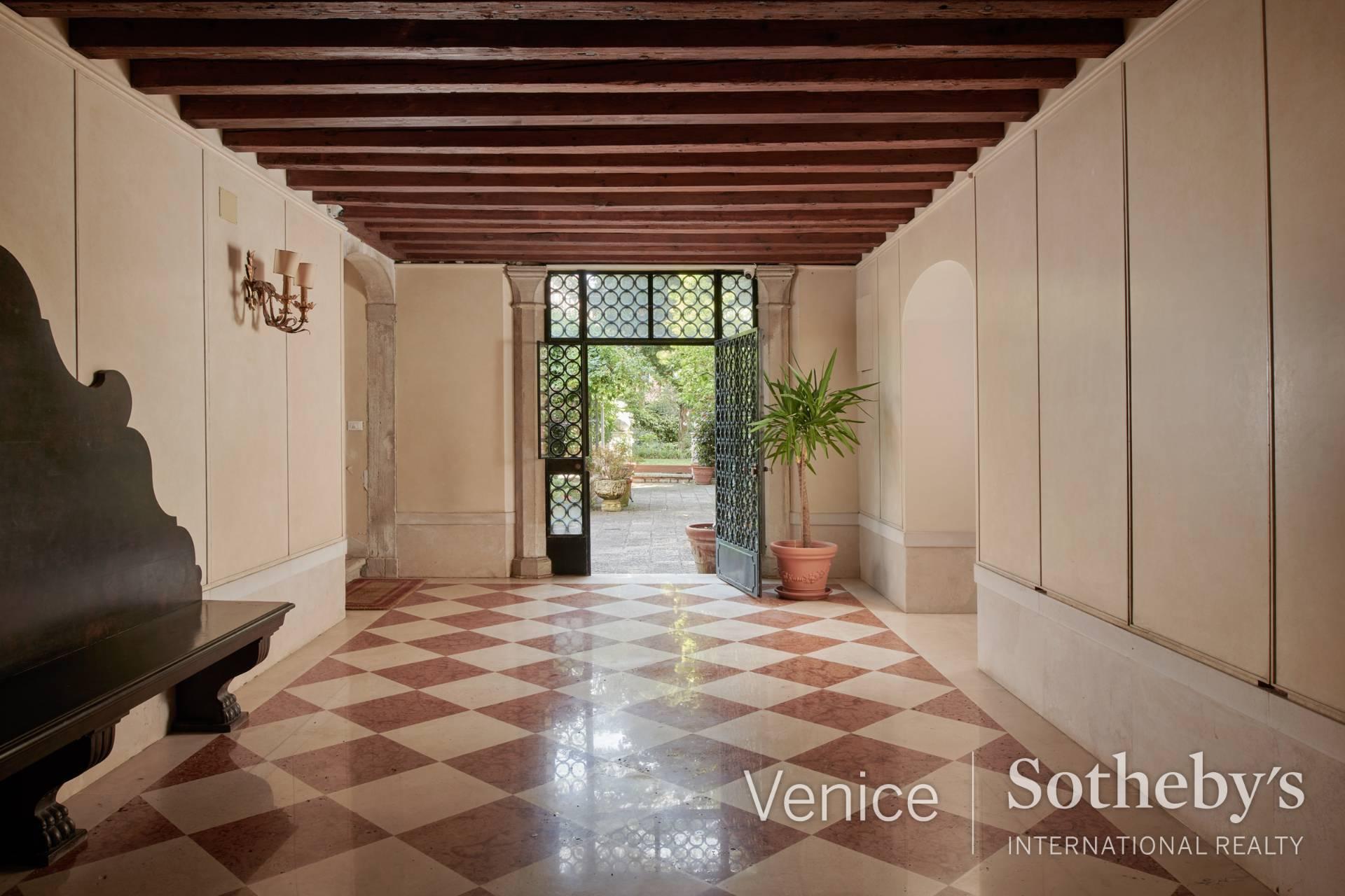 Exclusive Piano Nobile with extensive private gardens close to the Guggenheim - 15