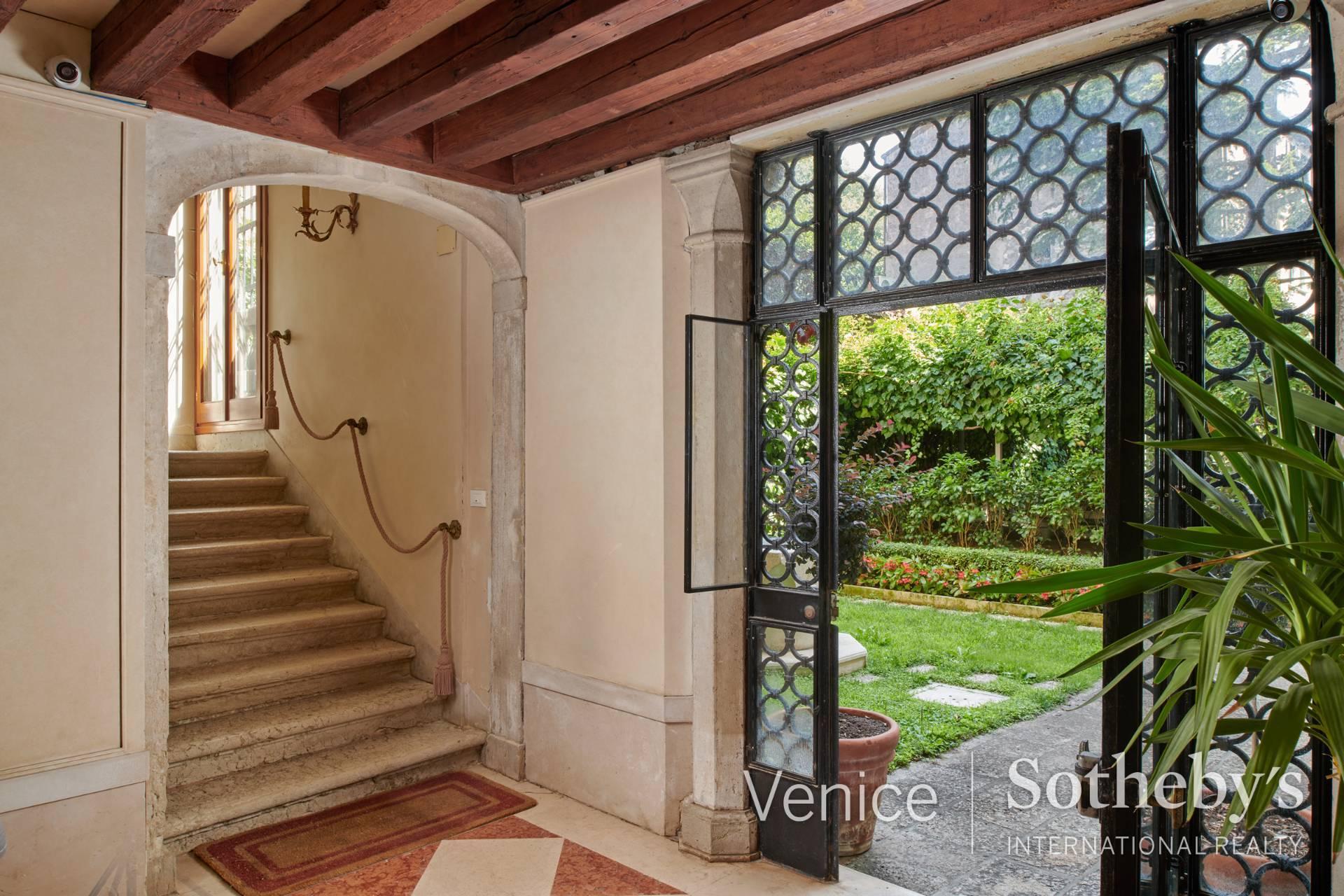 Exclusive Piano Nobile with extensive private gardens close to the Guggenheim - 16