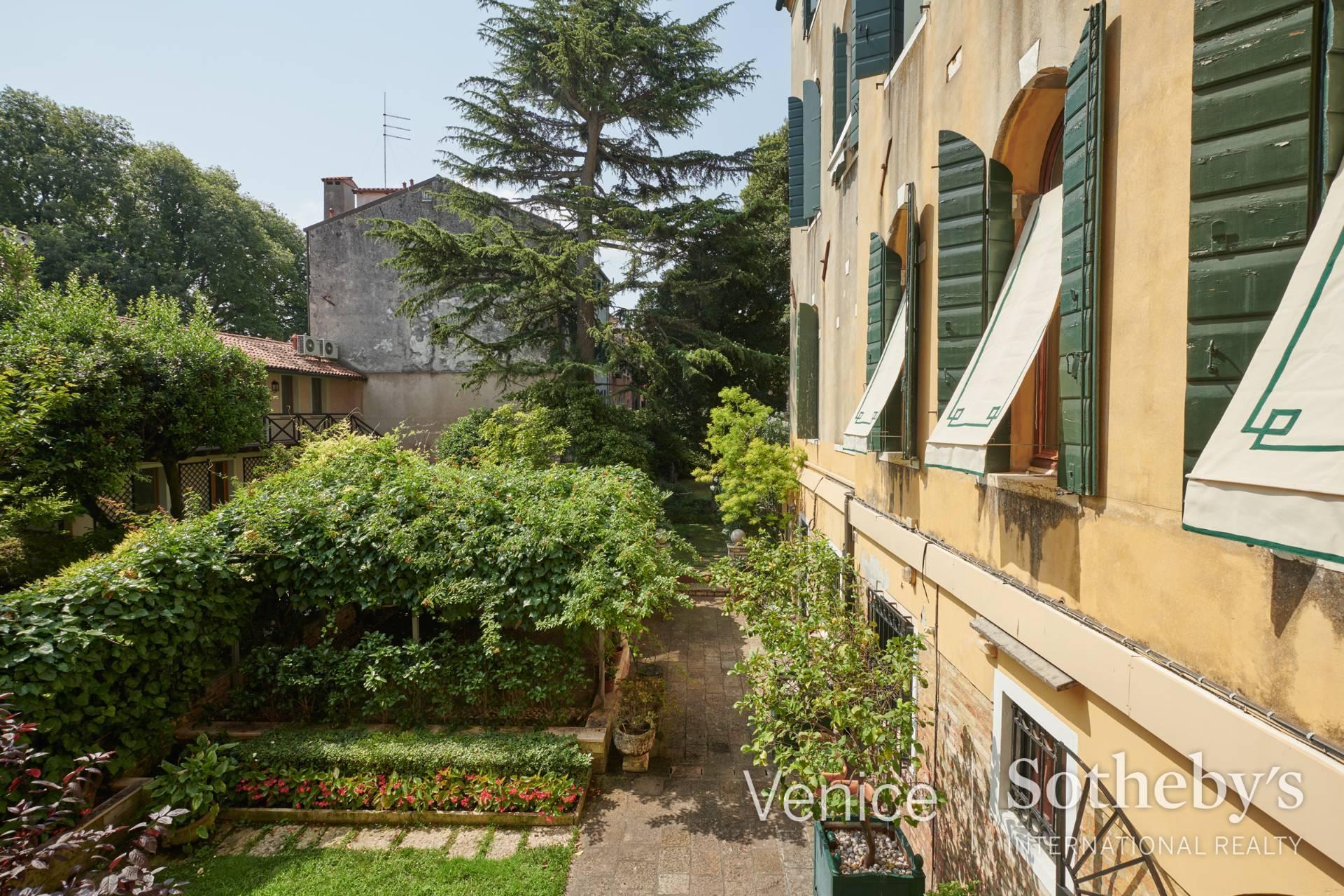Exclusive Piano Nobile with extensive private gardens close to the Guggenheim - 18